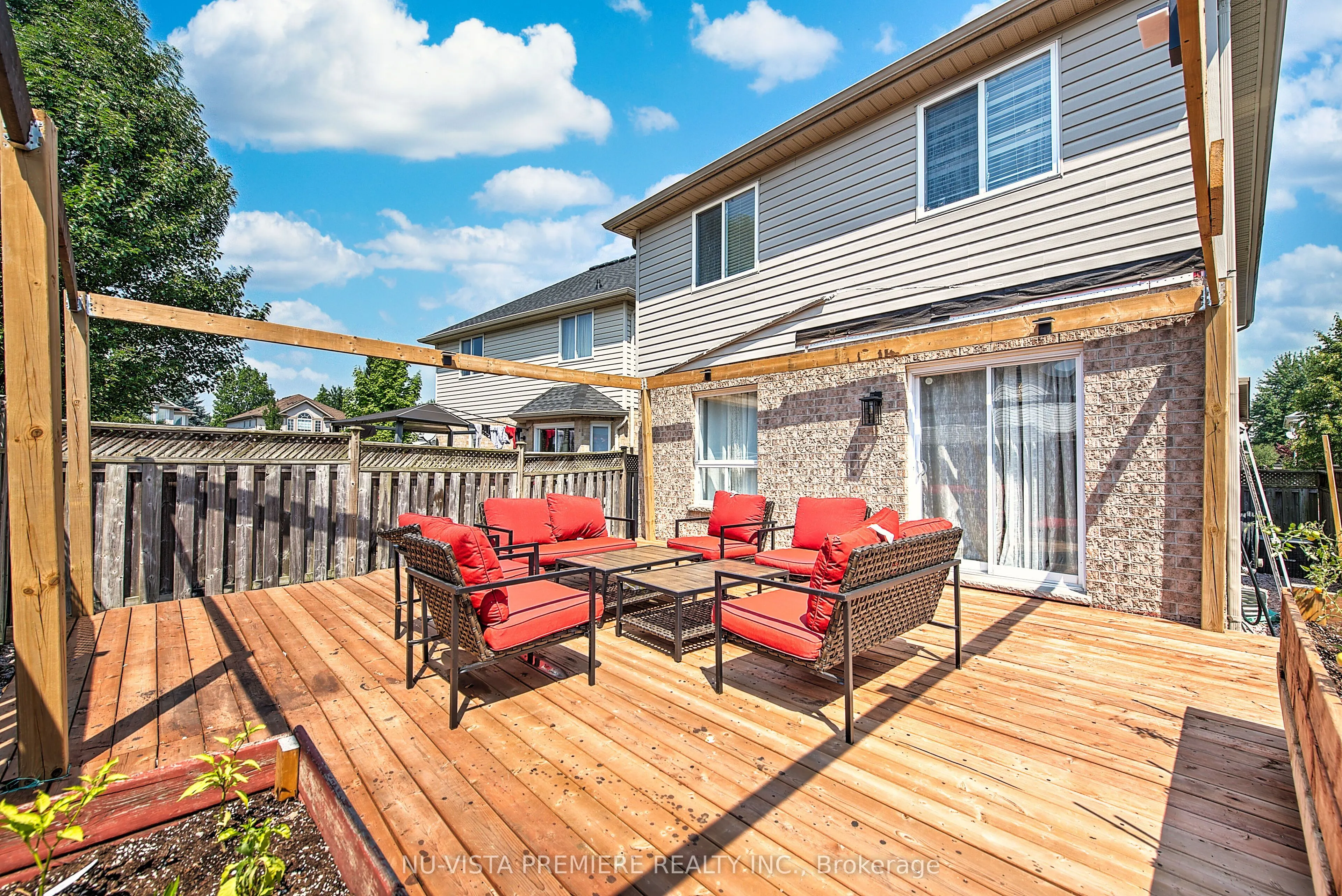 1046 CROSSCREEK Crescent