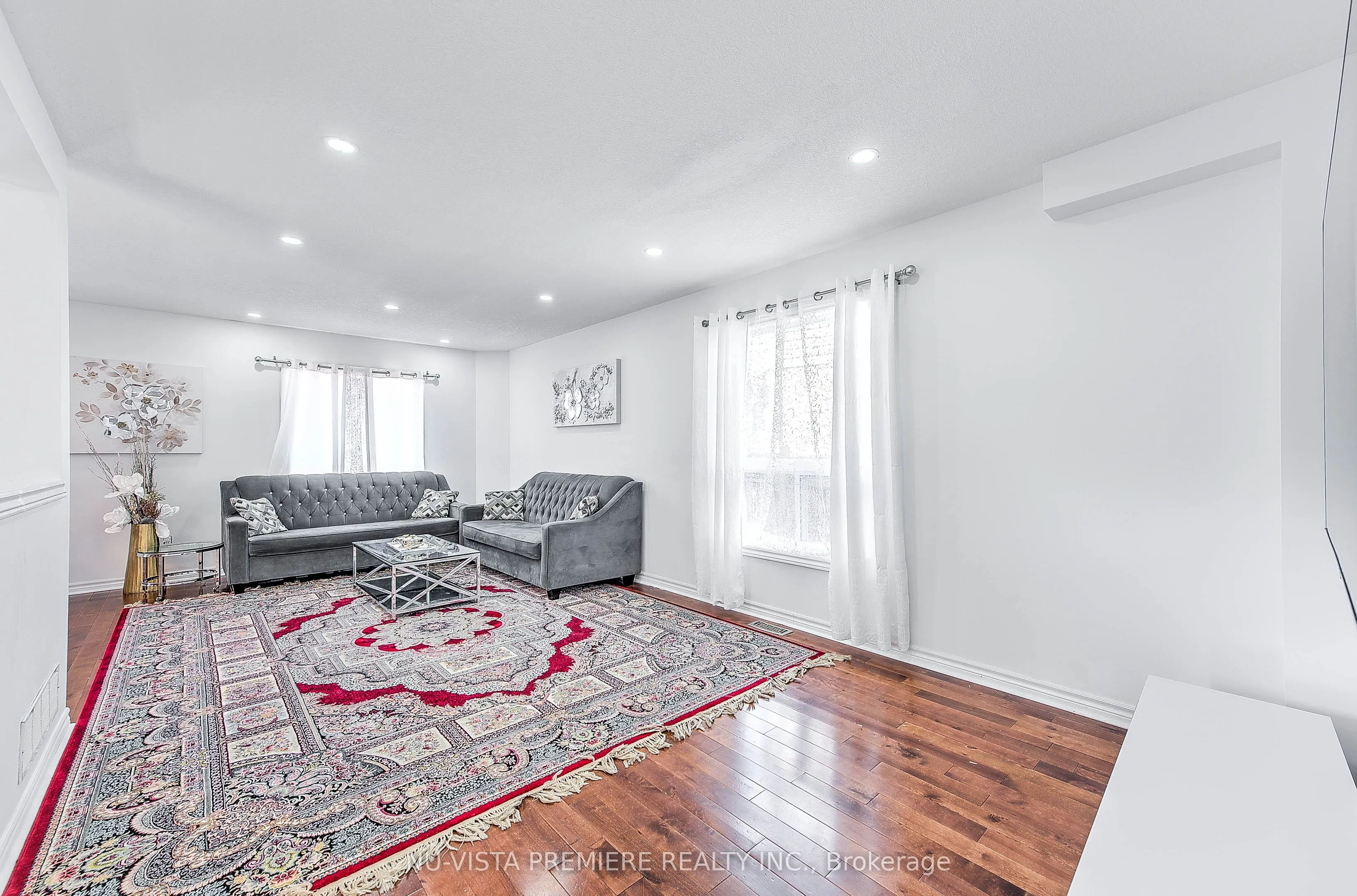 1046 CROSSCREEK Crescent