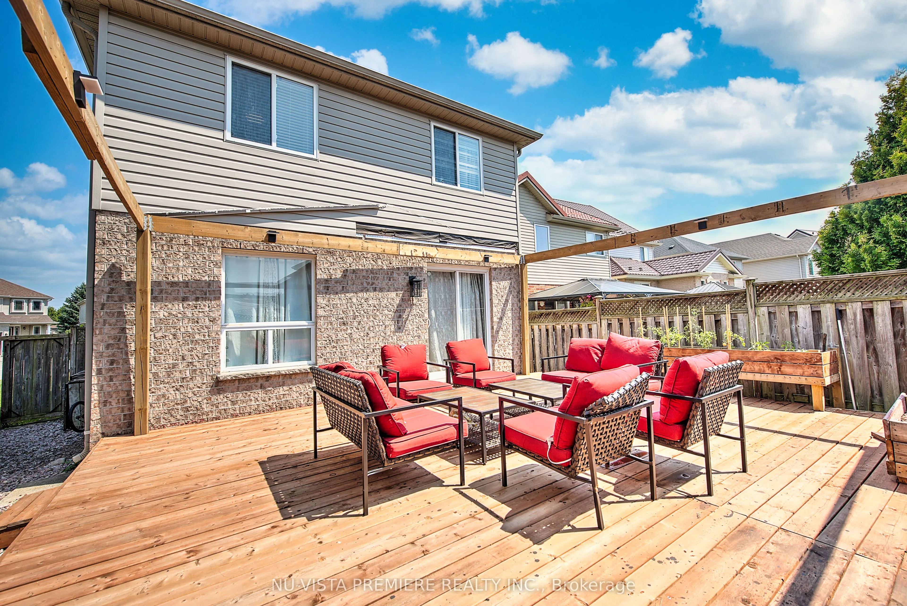 1046 CROSSCREEK Crescent