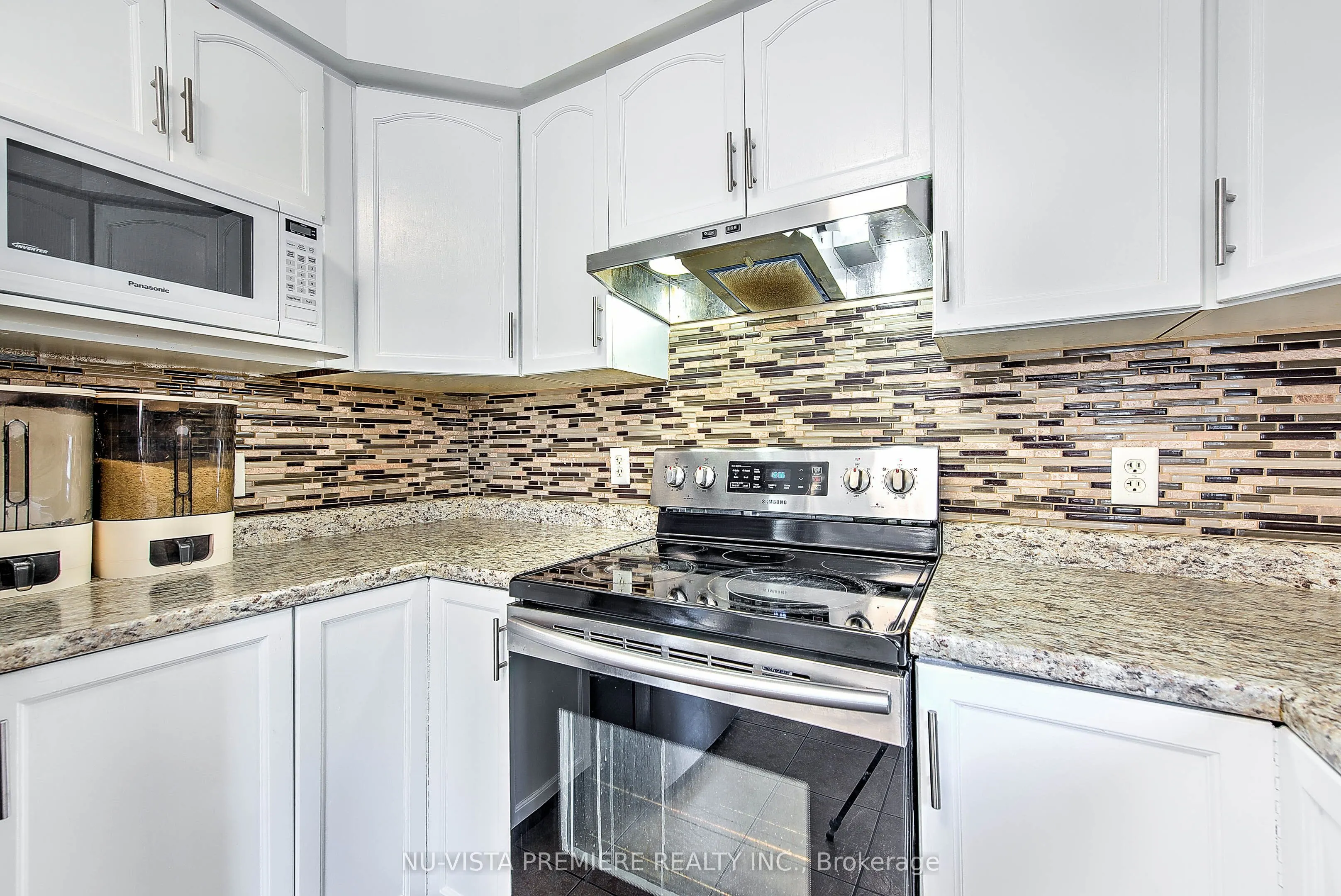 1046 CROSSCREEK Crescent