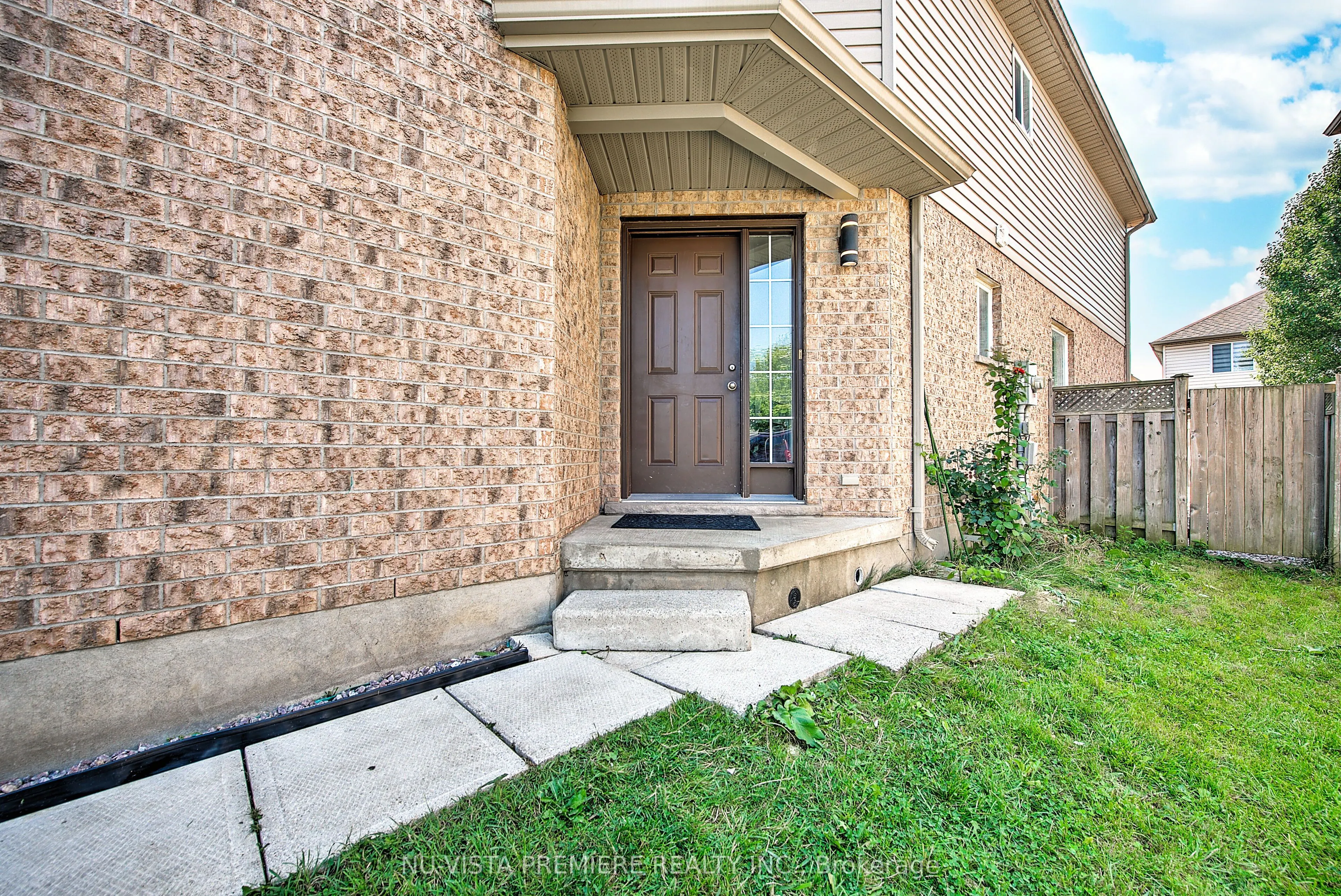 1046 CROSSCREEK Crescent