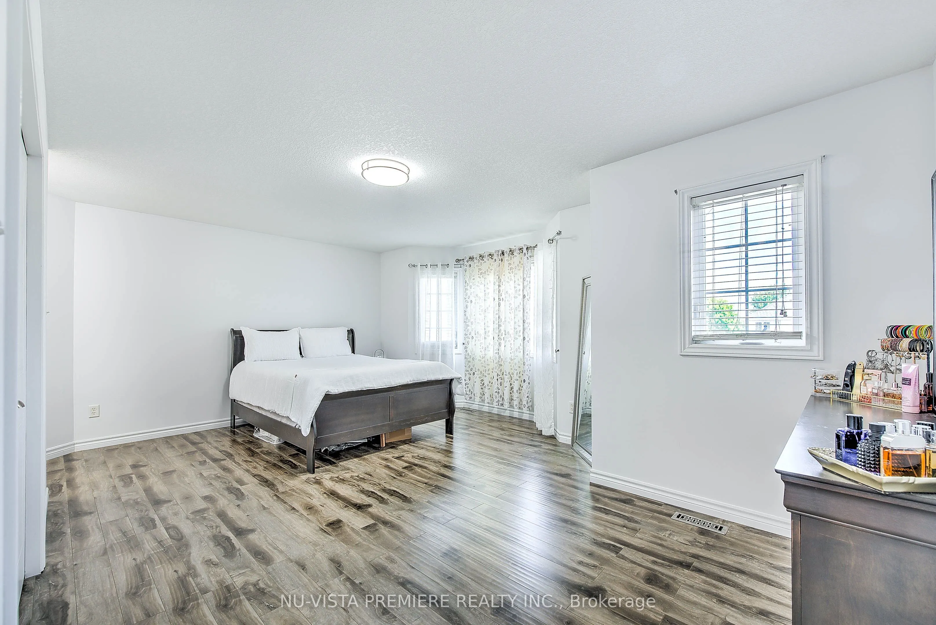 1046 CROSSCREEK Crescent