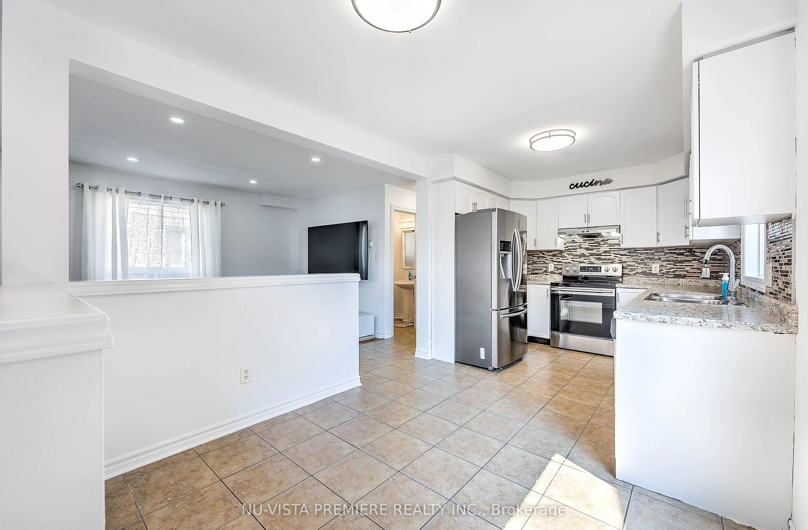 1046 CROSSCREEK Crescent