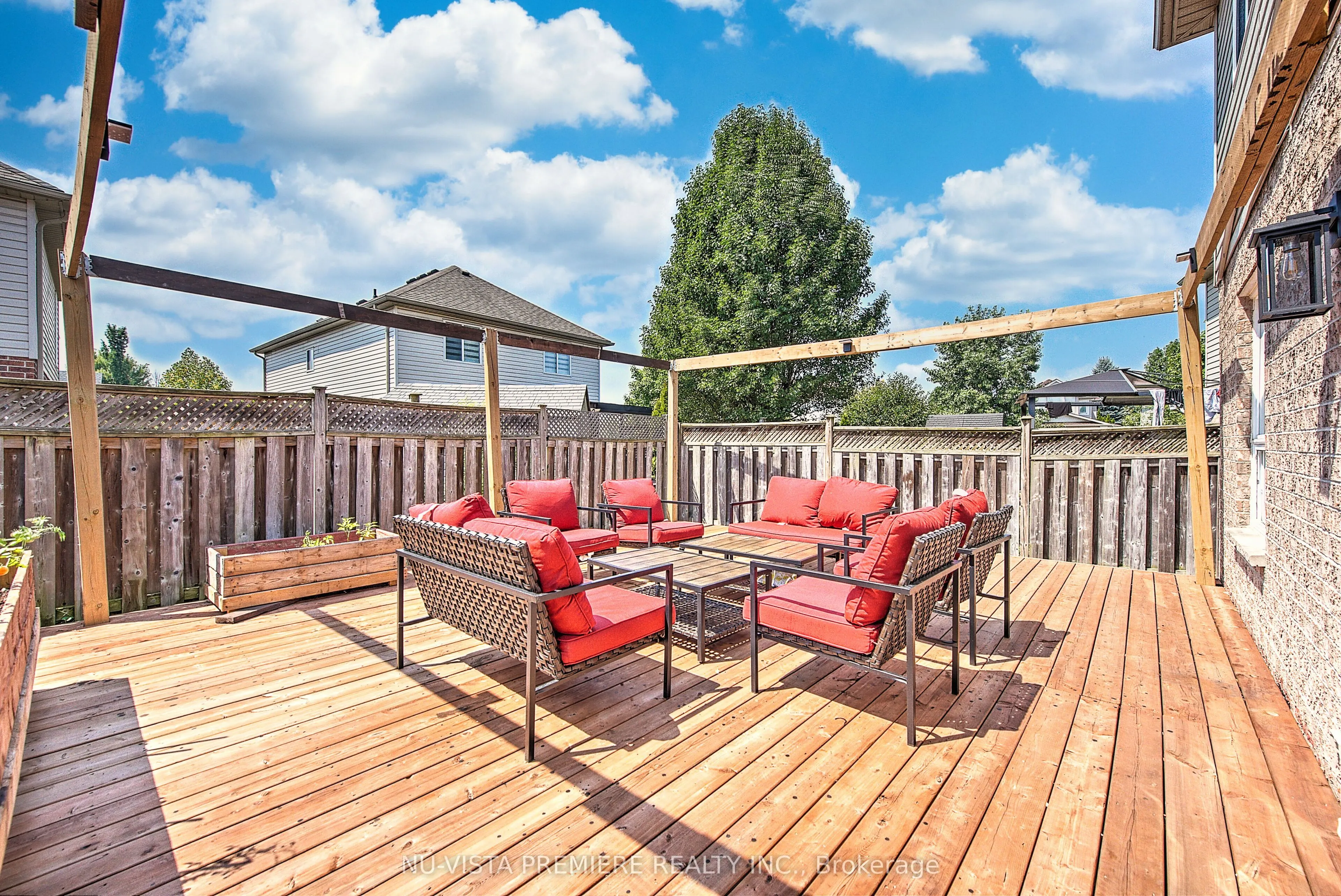1046 CROSSCREEK Crescent