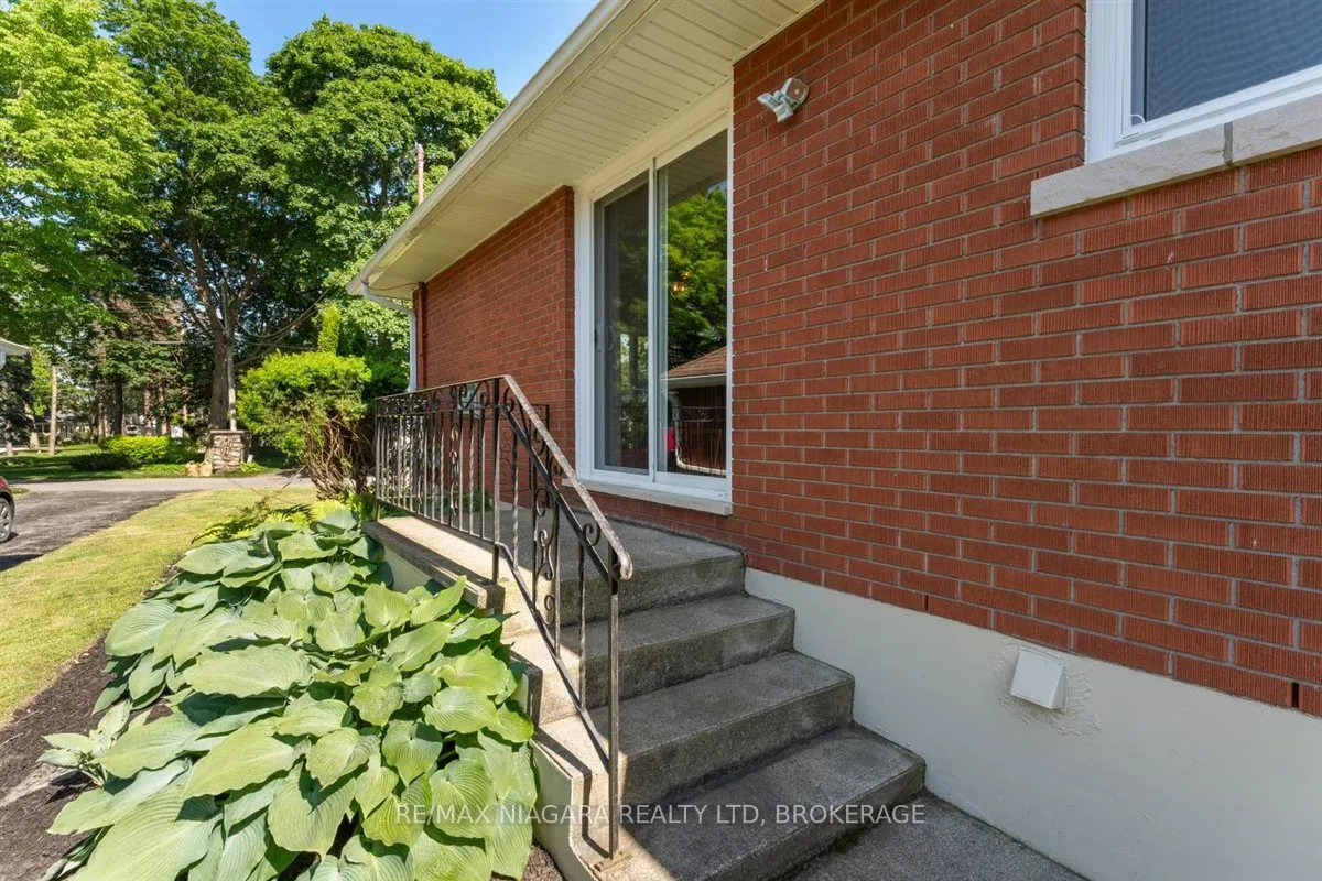 62 OAKRIDGE Crescent E