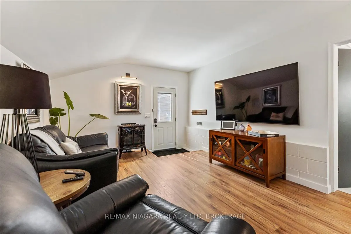62 OAKRIDGE Crescent E