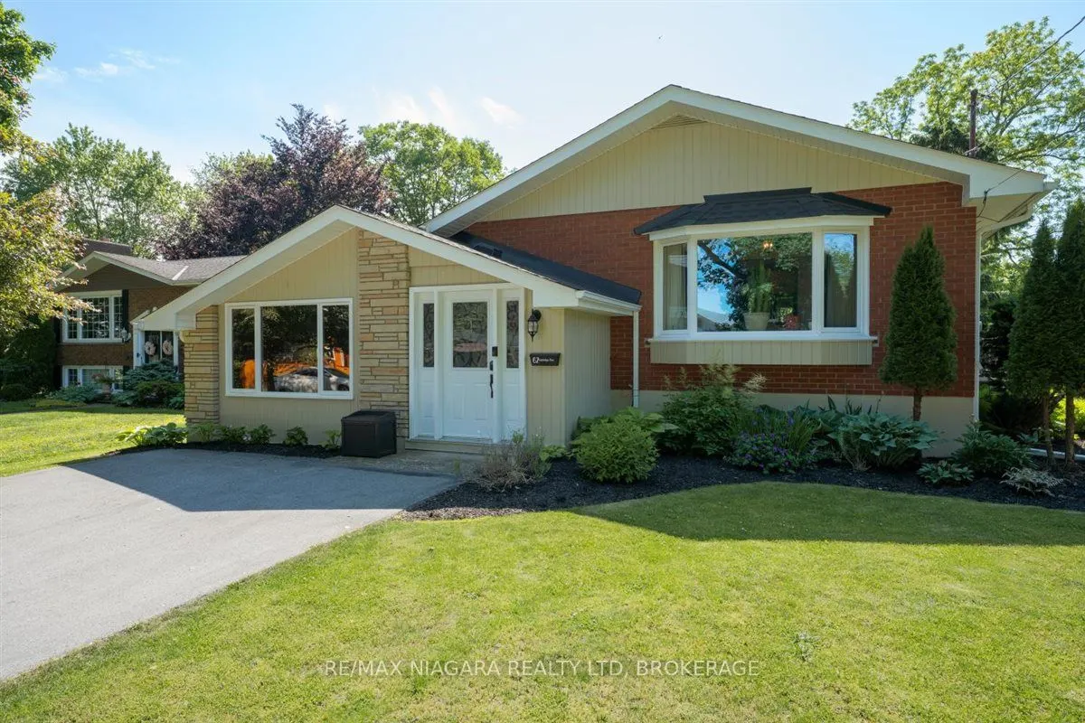 62 OAKRIDGE Crescent E