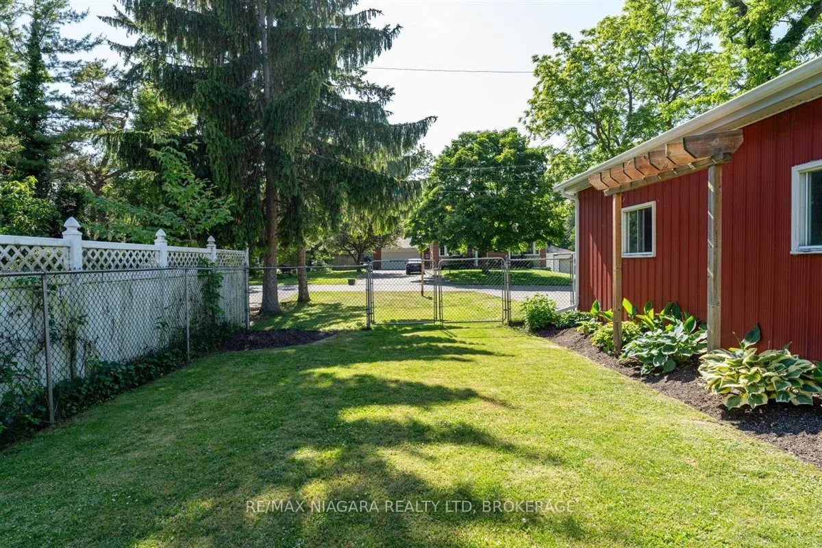 62 OAKRIDGE Crescent E