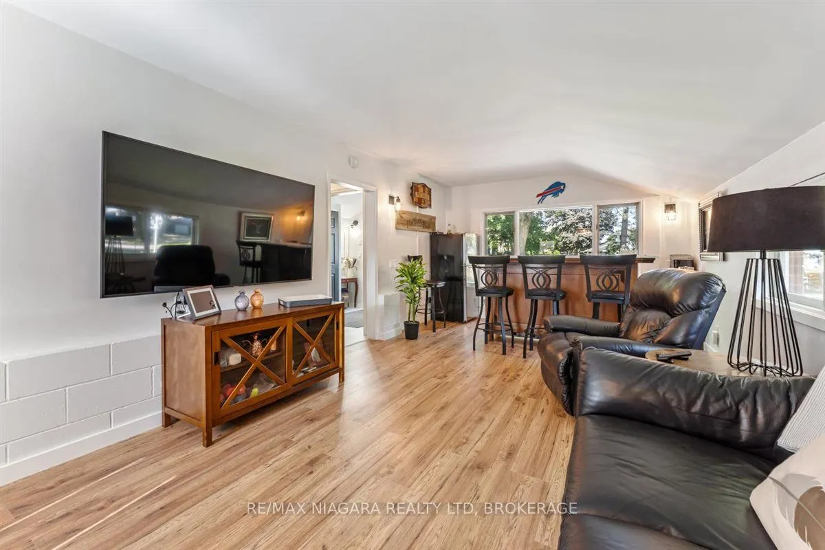 62 OAKRIDGE Crescent E