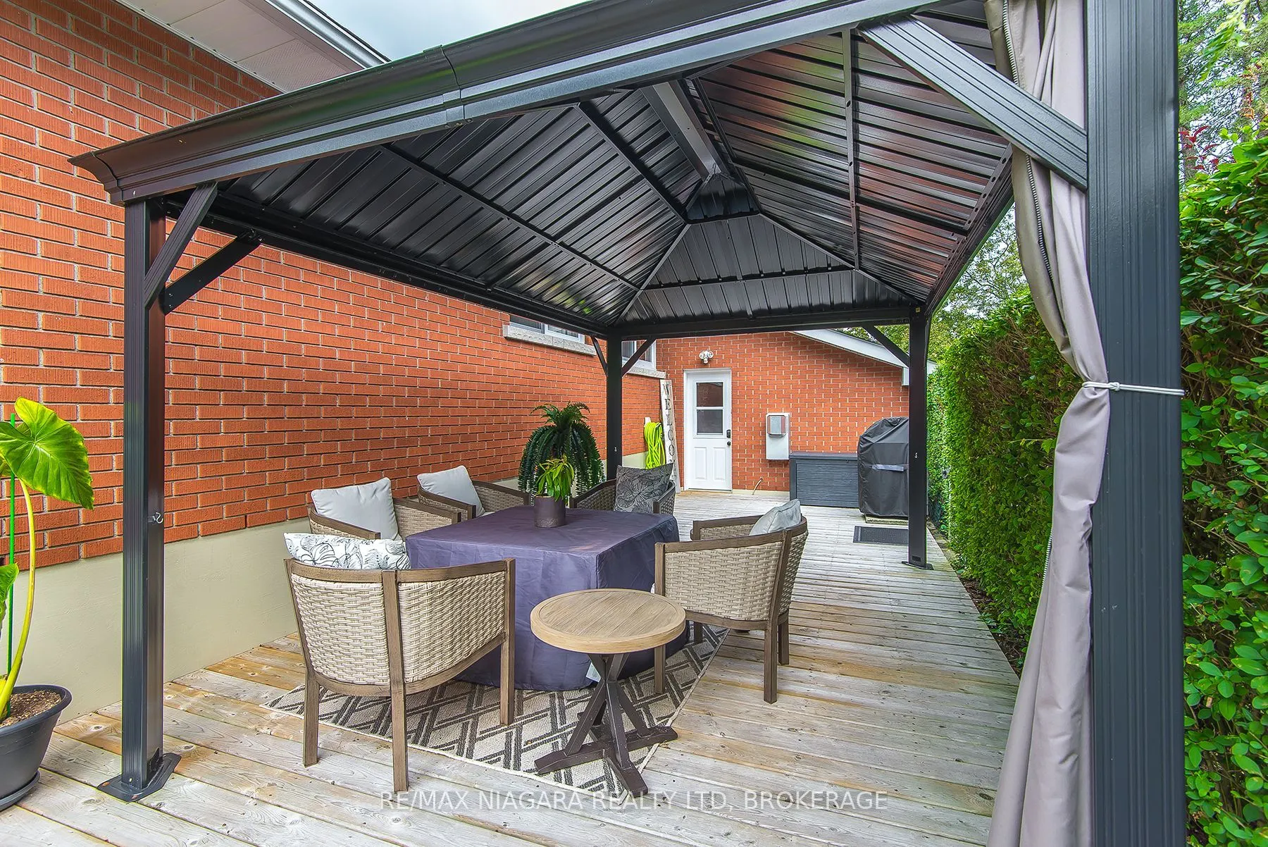62 OAKRIDGE Crescent E