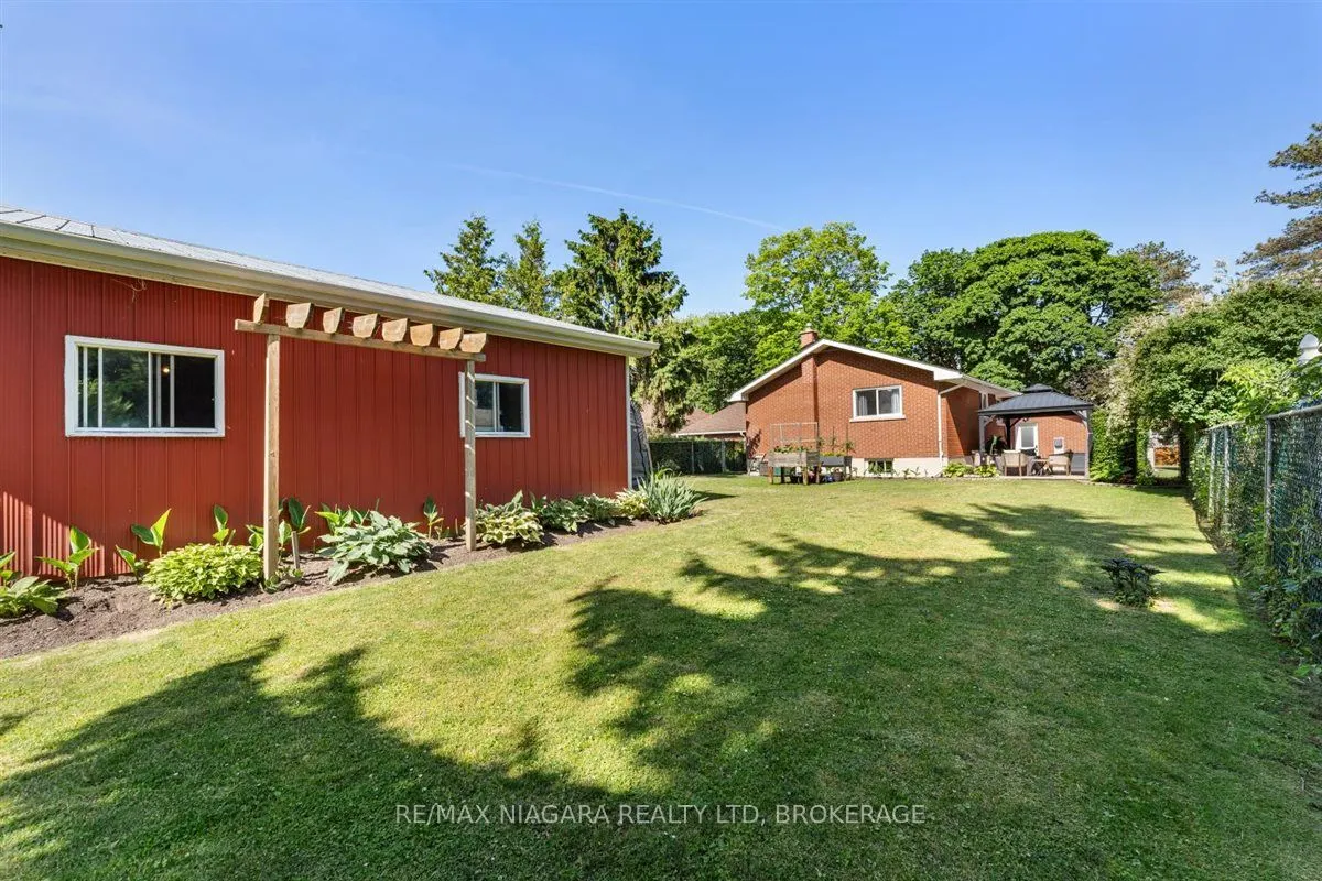 62 OAKRIDGE Crescent E