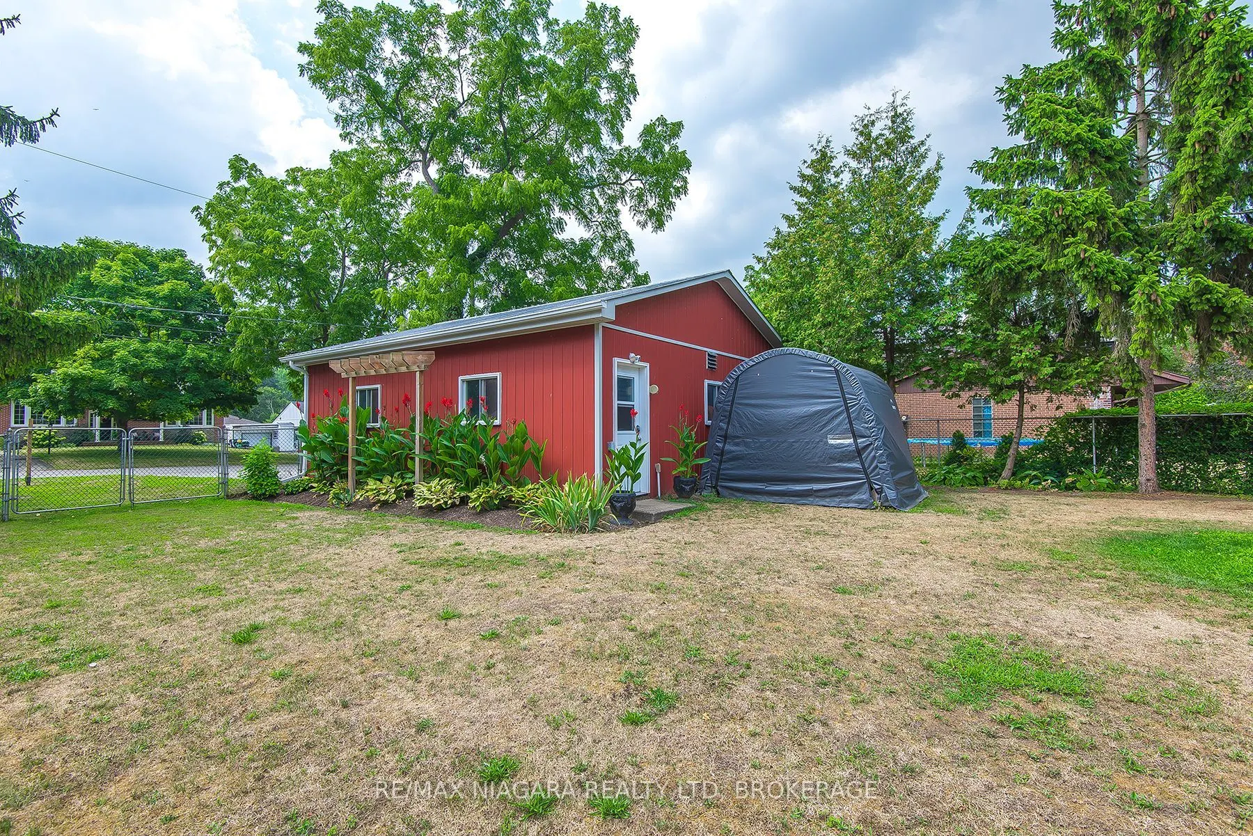 62 OAKRIDGE Crescent E