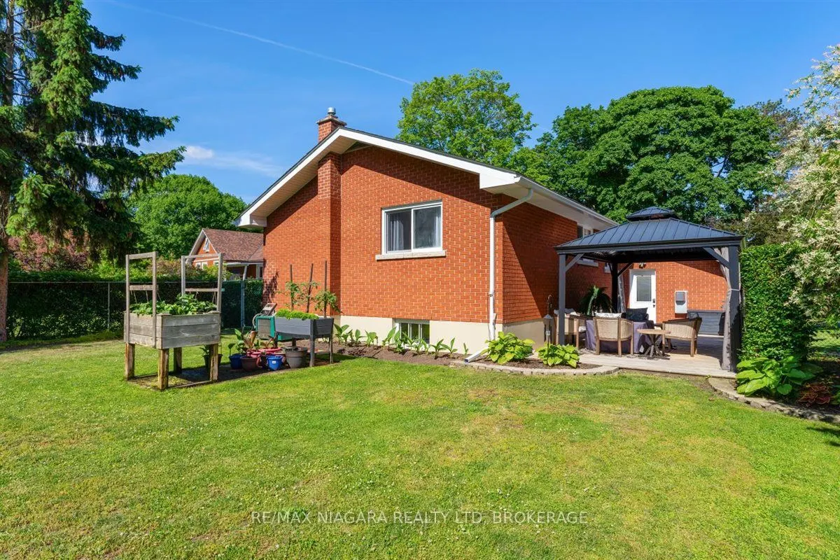 62 OAKRIDGE Crescent E