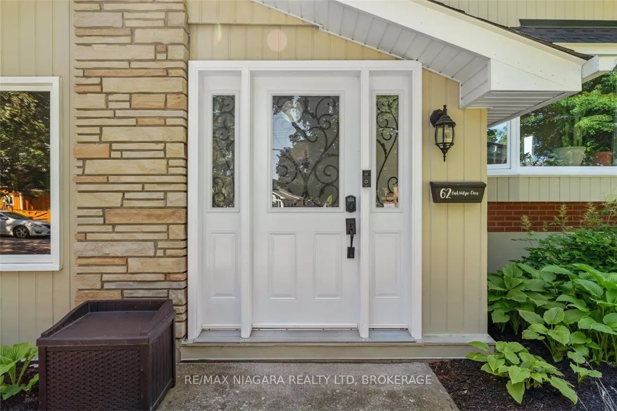62 OAKRIDGE Crescent E