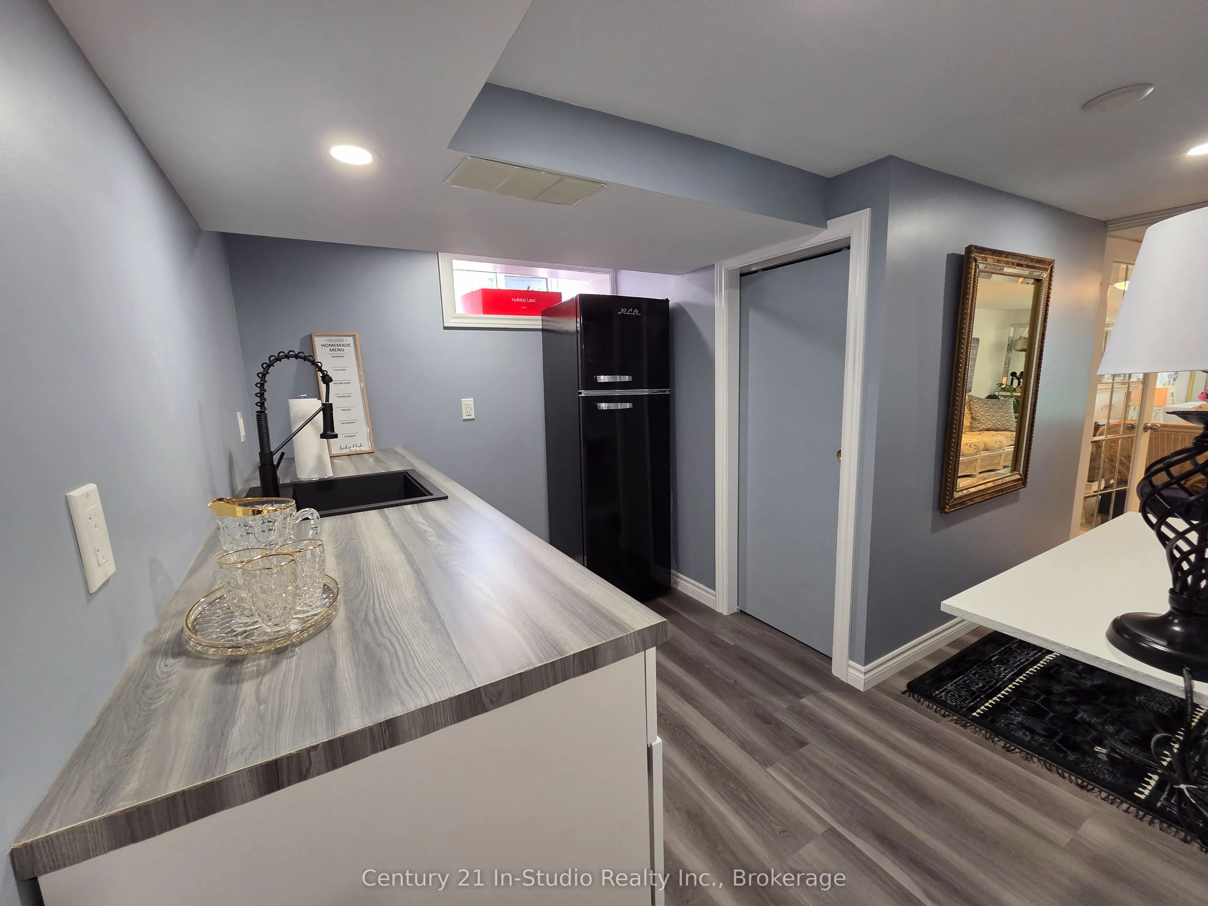 198 Leopold Street S, #2