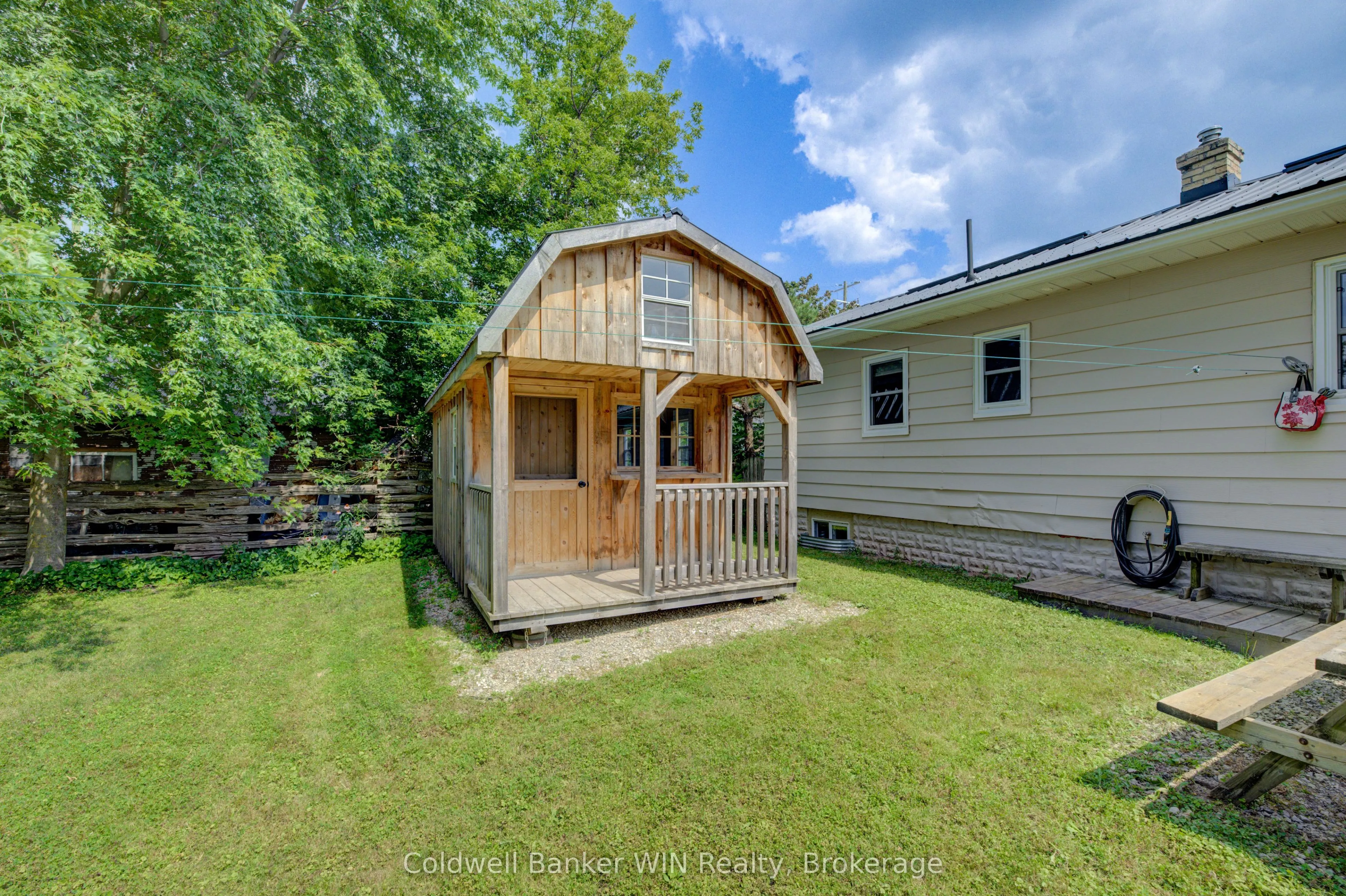 383 Wellington Street E