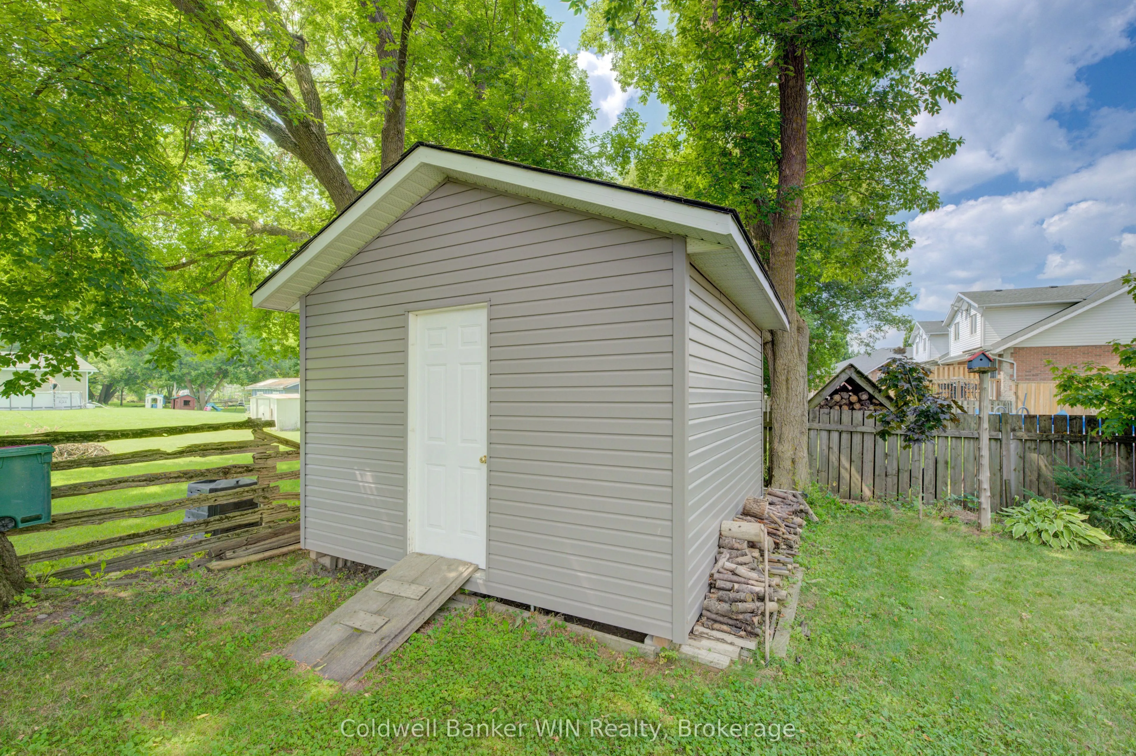 383 Wellington Street E