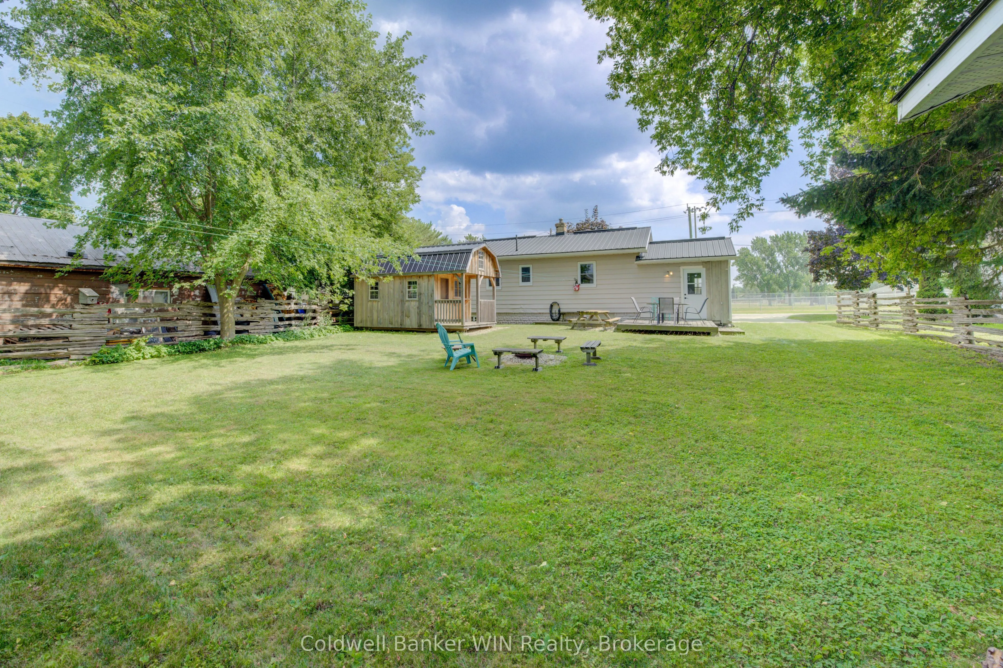383 Wellington Street E