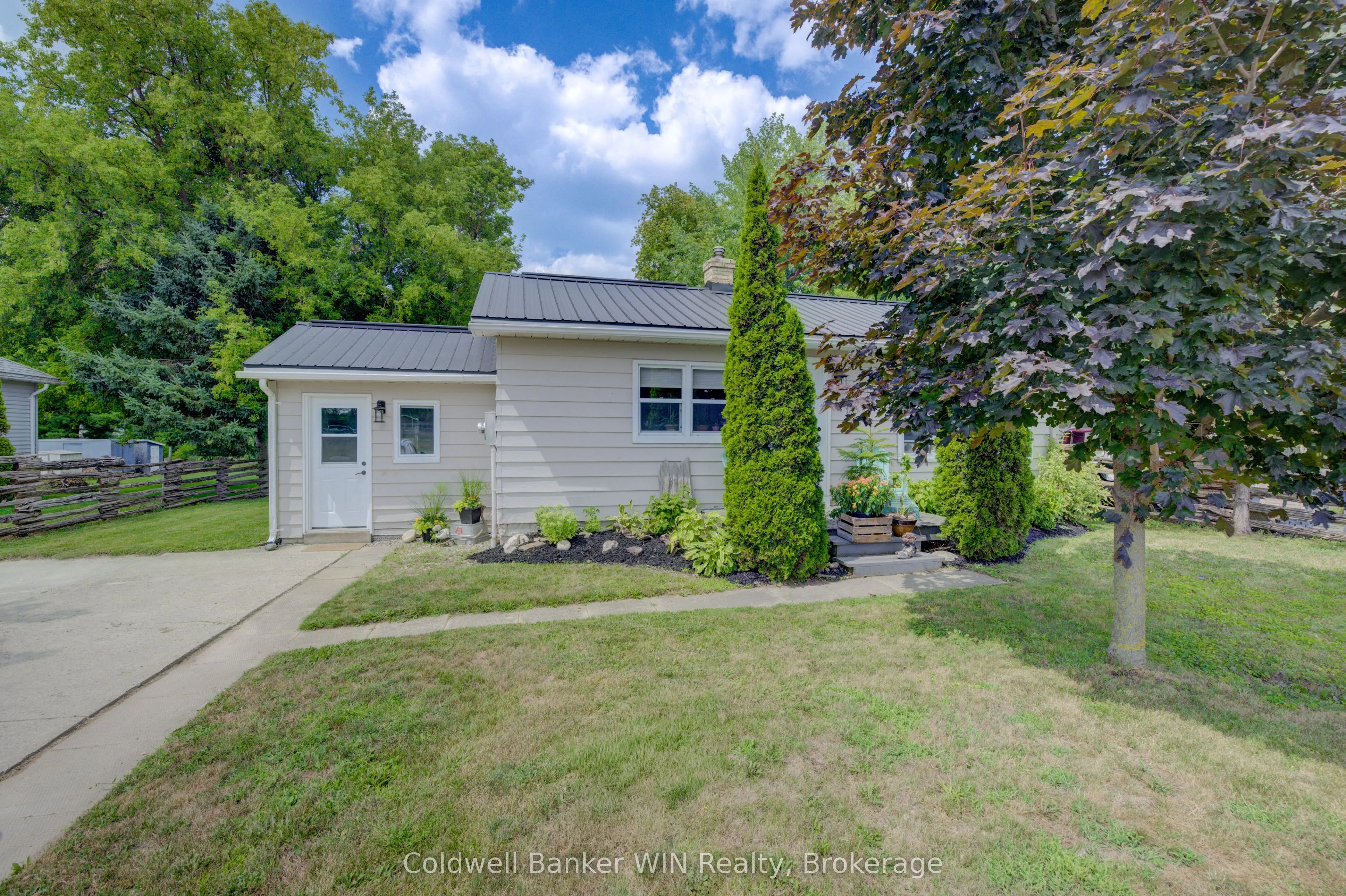 383 Wellington Street E