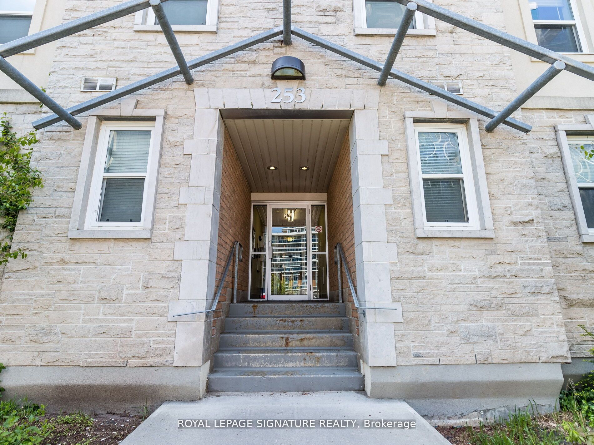 253 Lester Street, #101