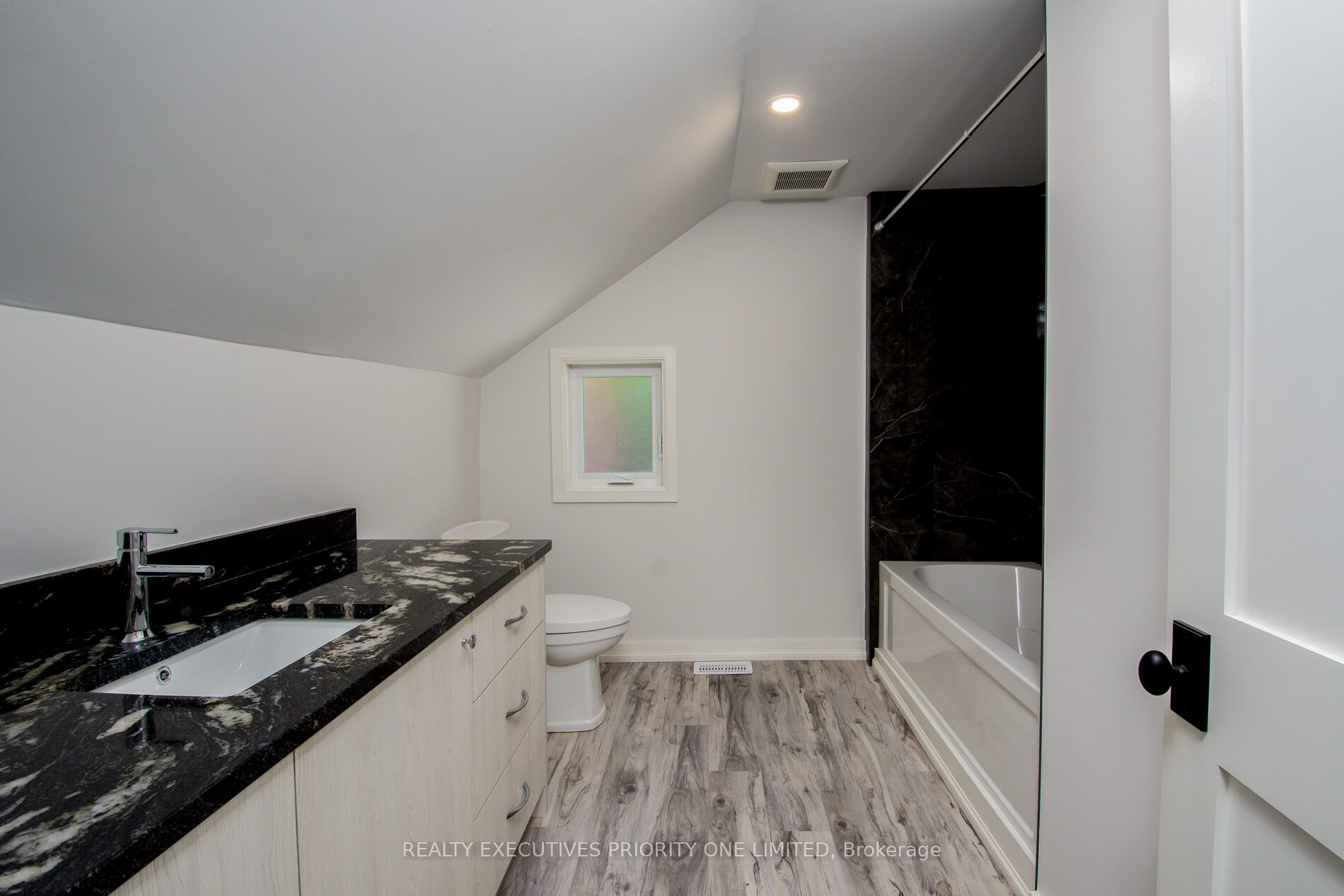 152 Main Street W