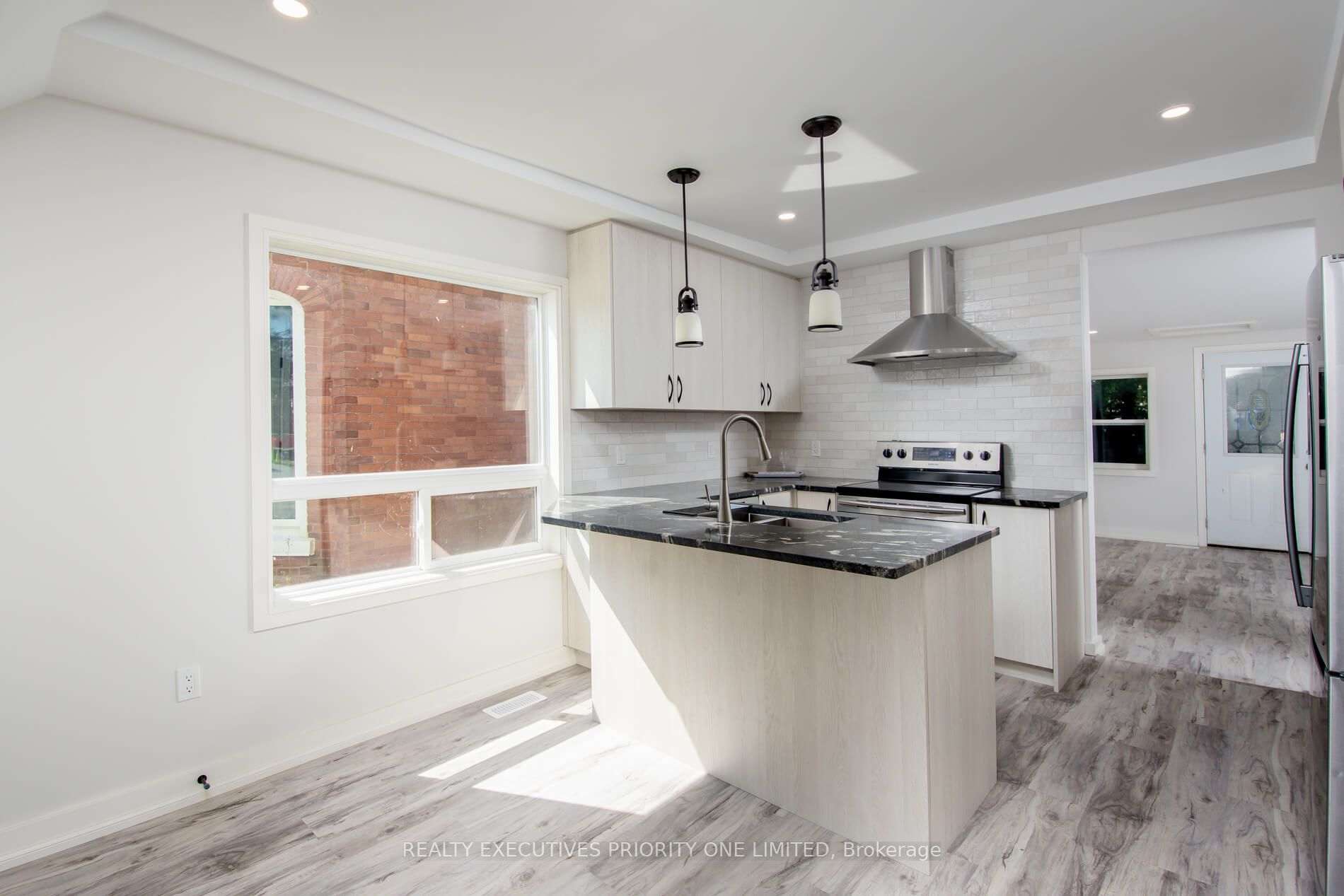 152 Main Street W
