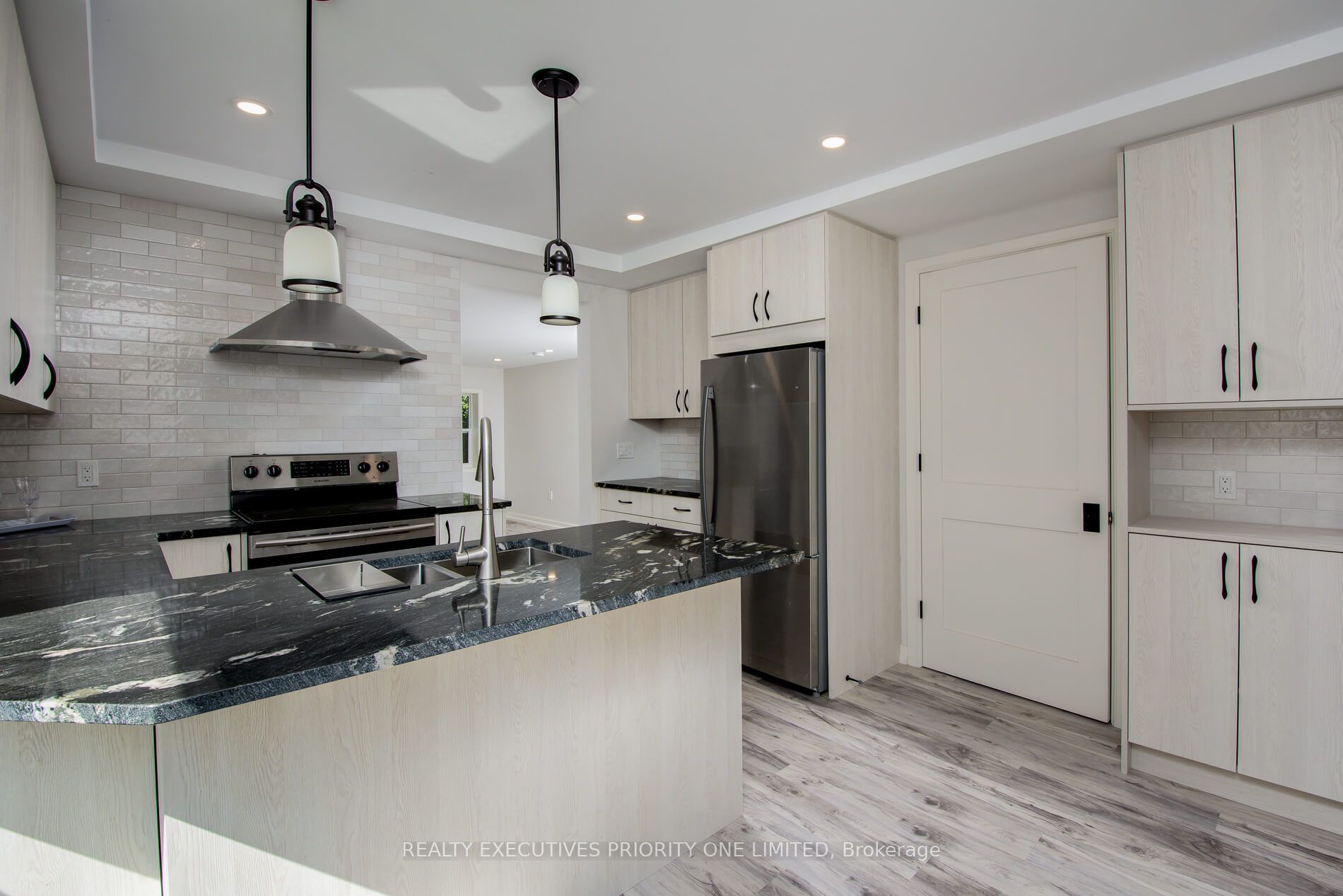 152 Main Street W