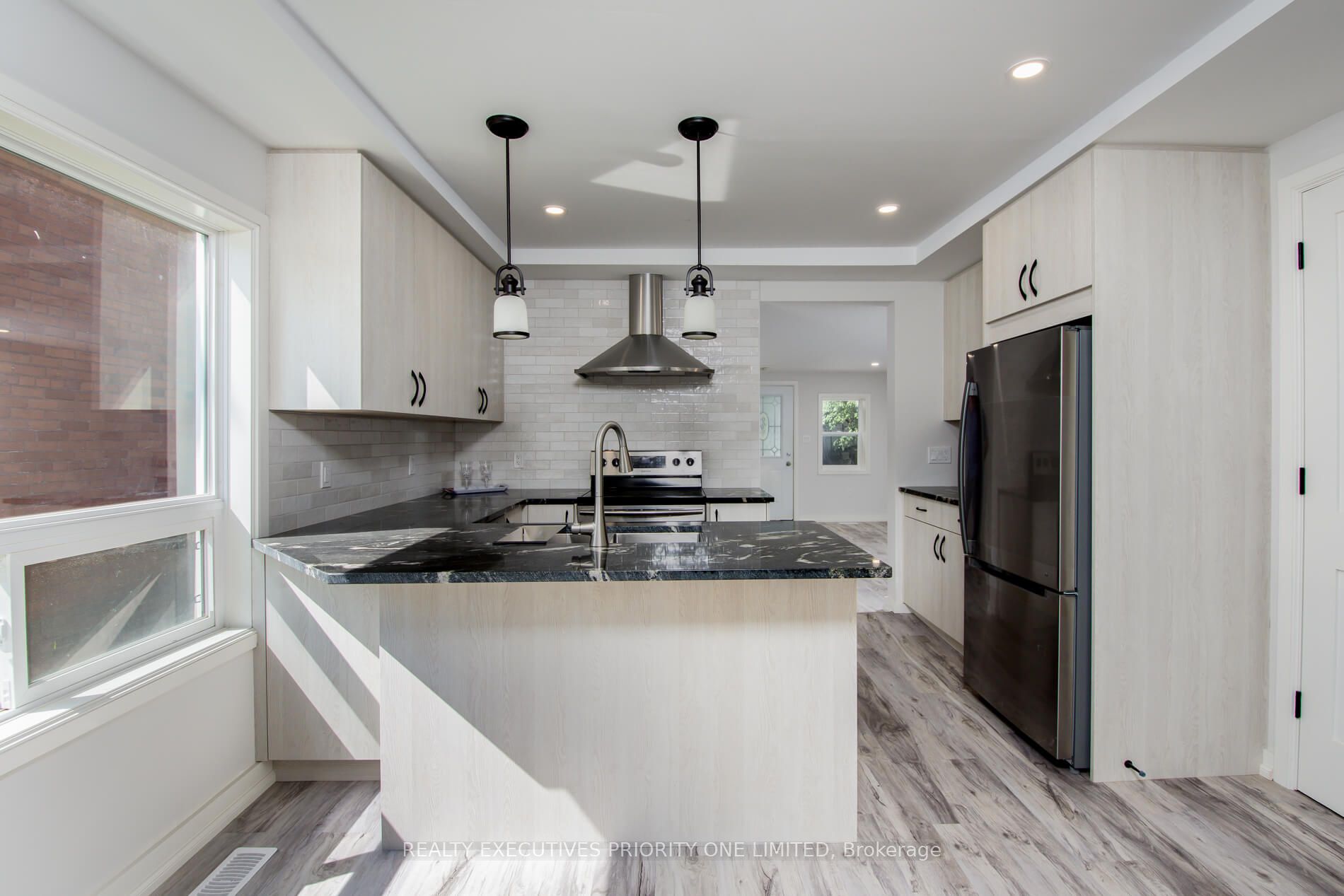 152 Main Street W