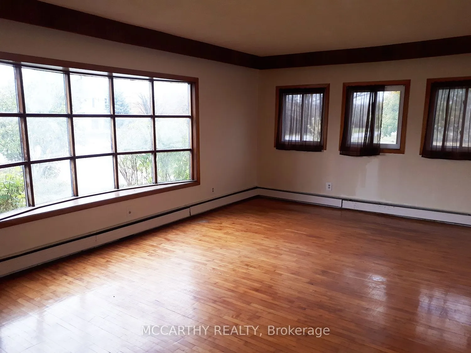 435 Main Street W