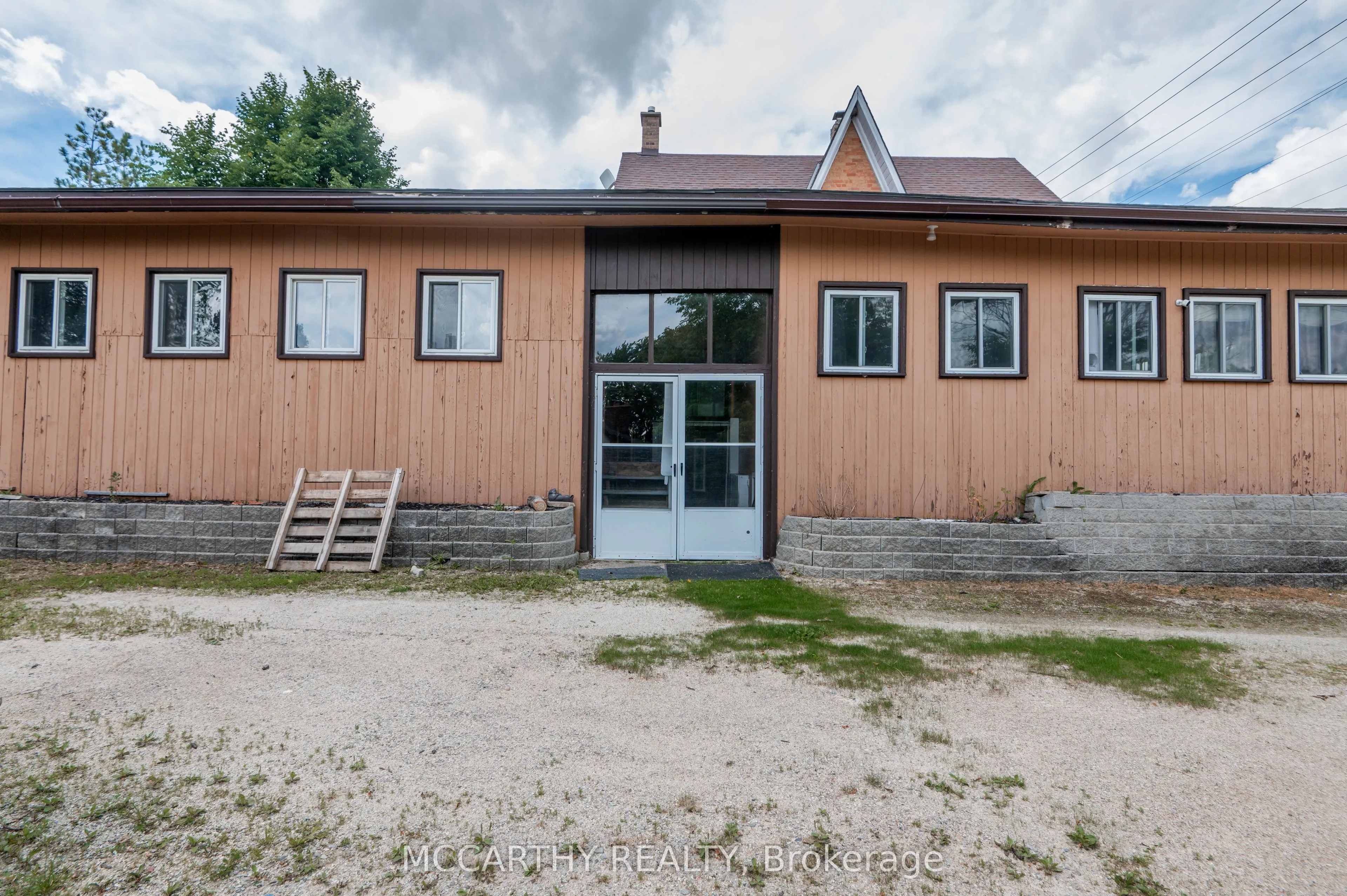 435 Main Street W