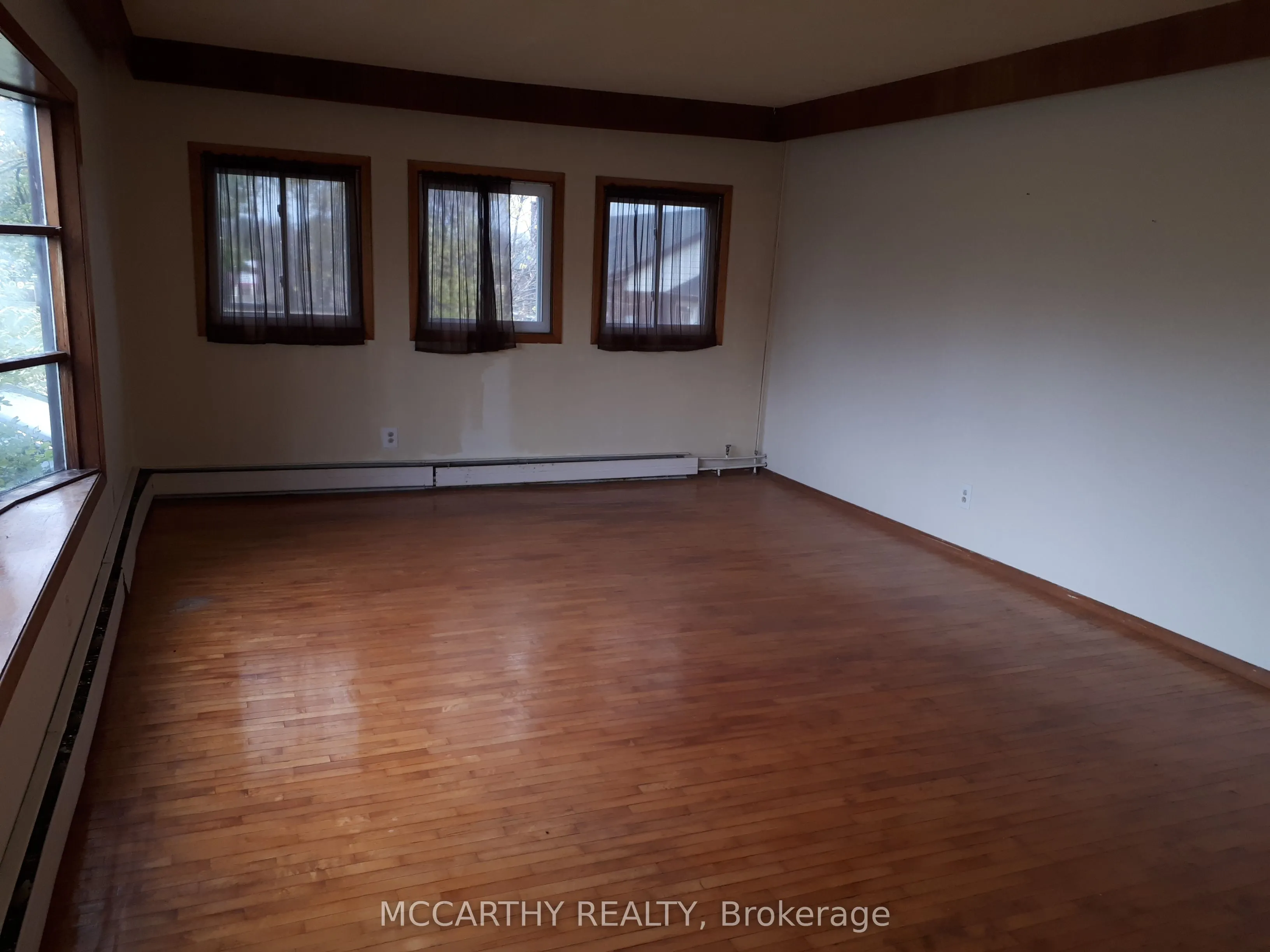 435 Main Street W