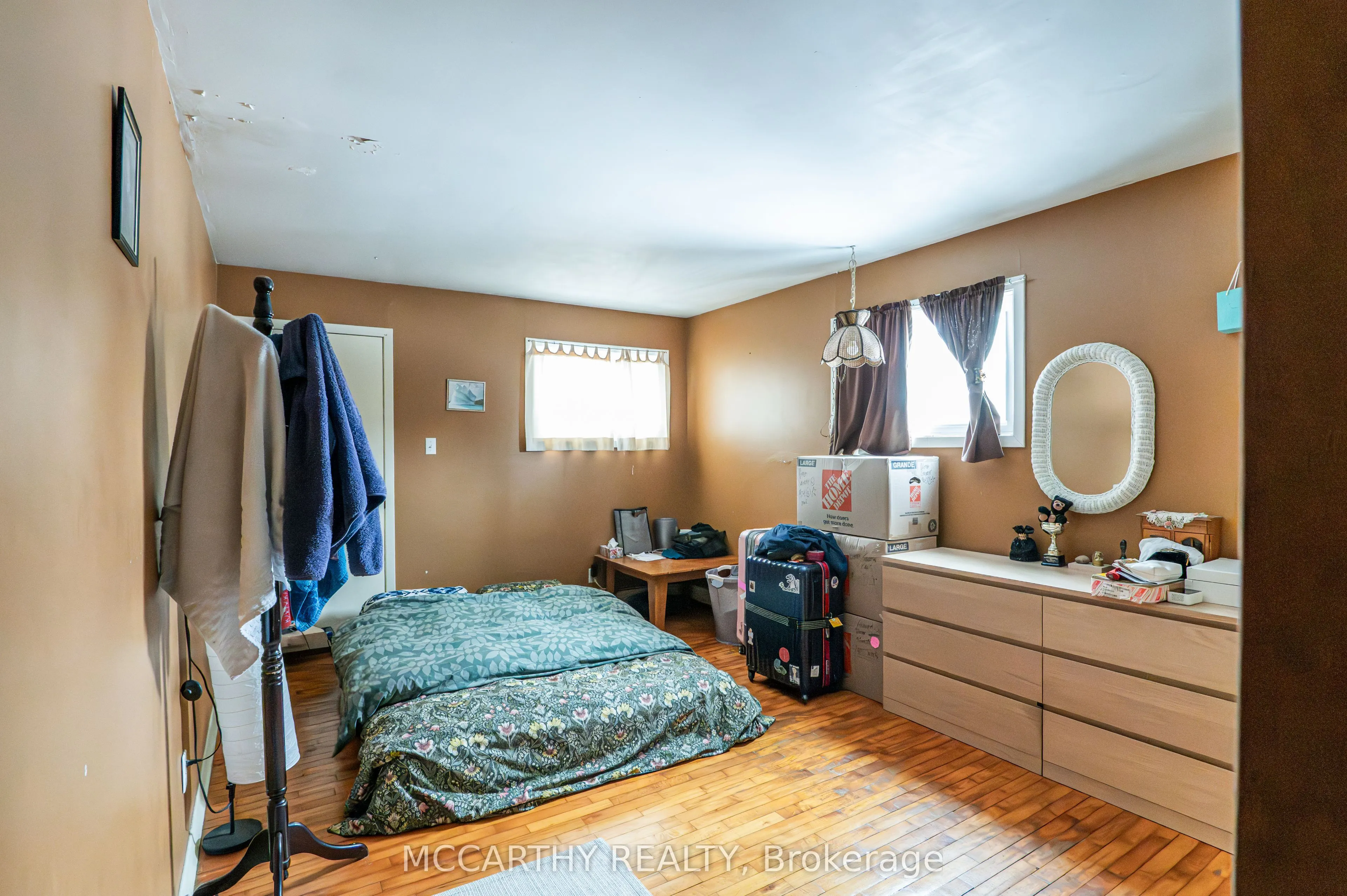 435 Main Street W