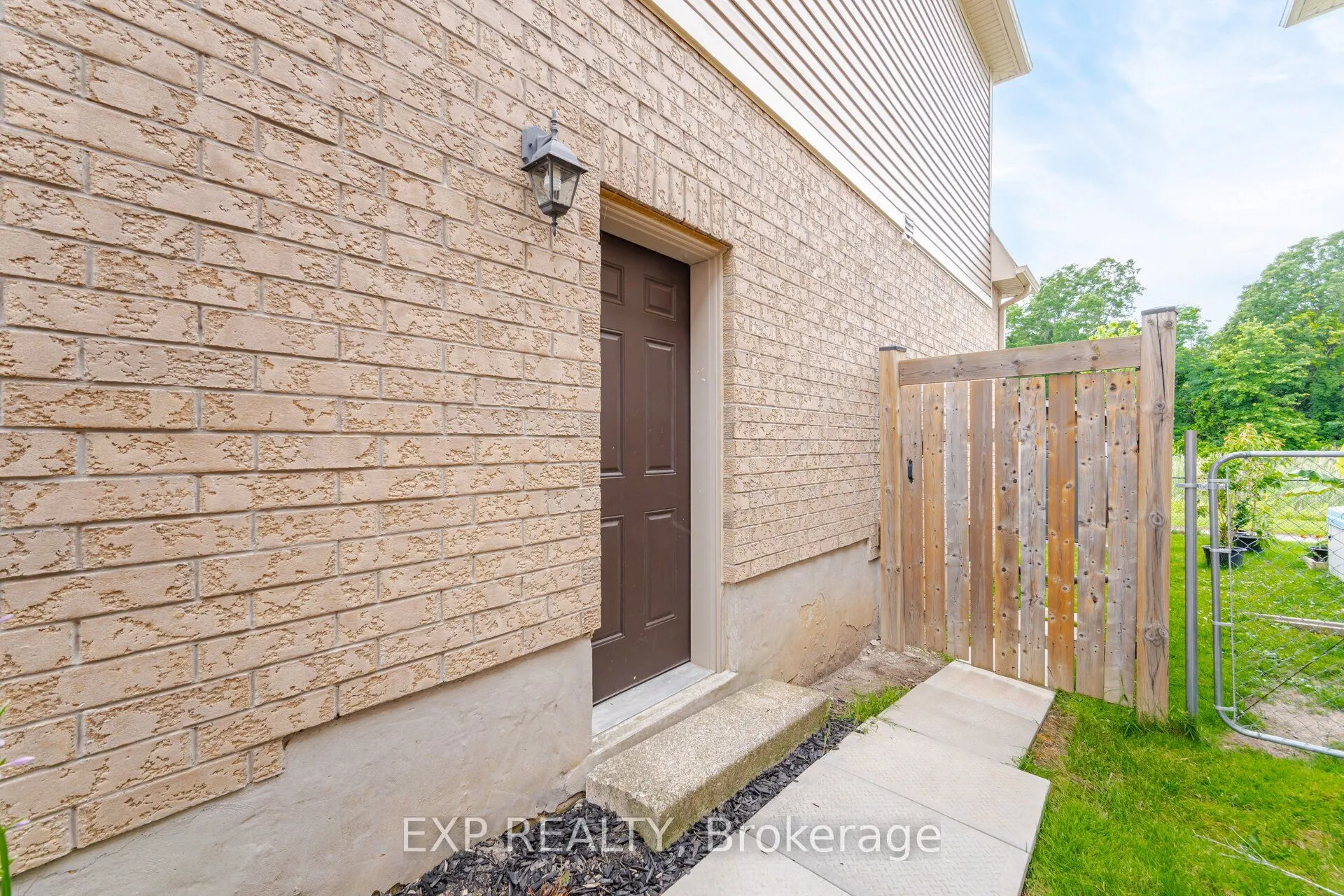 8769 Dogwood Crescent