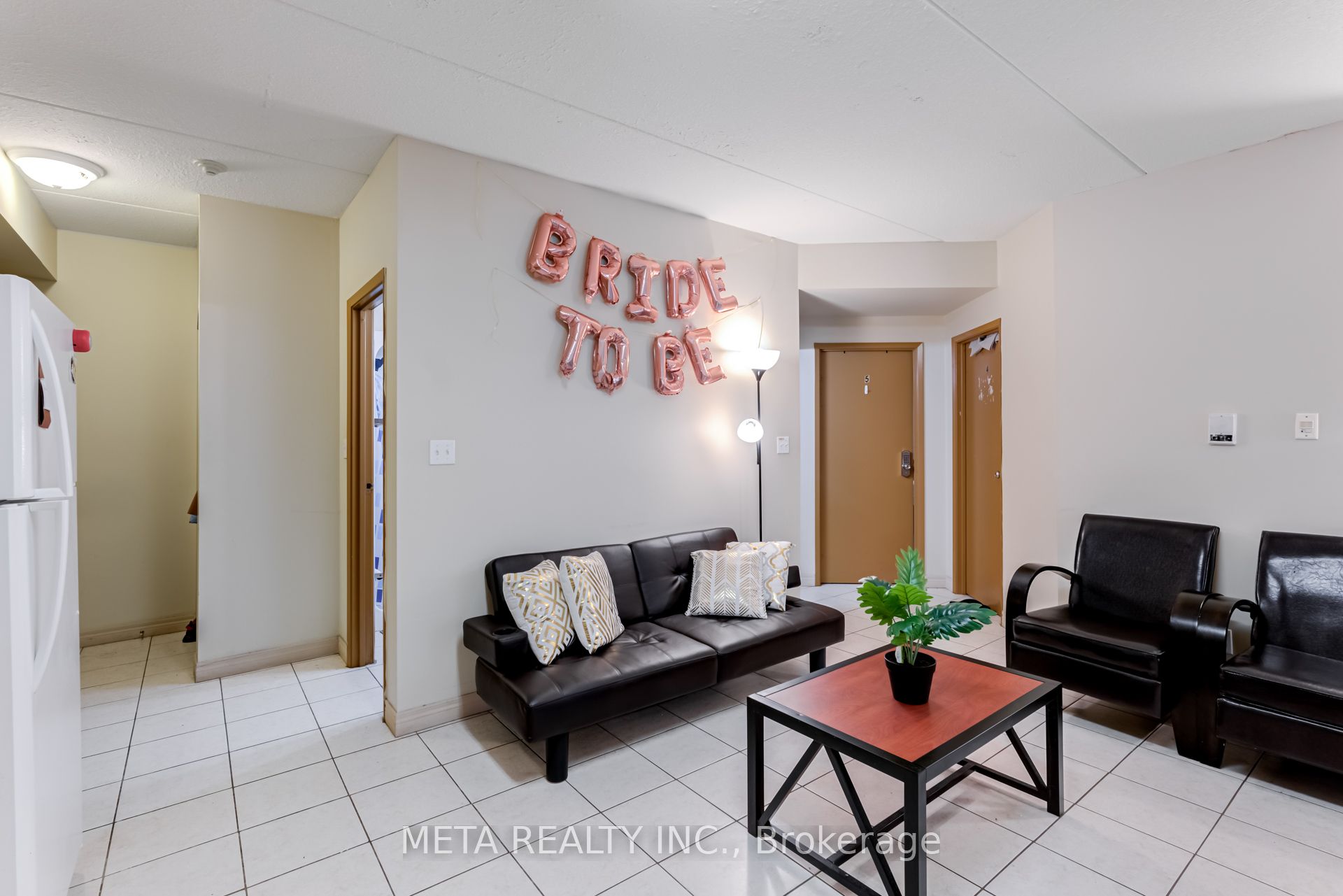 253 Lester Street, #204