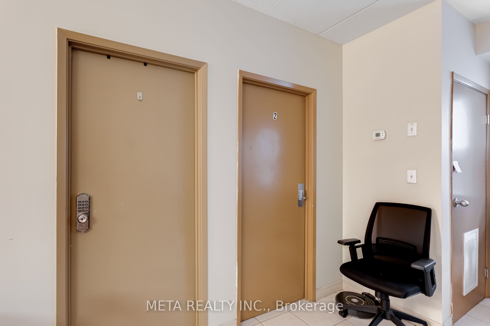 253 Lester Street, #204