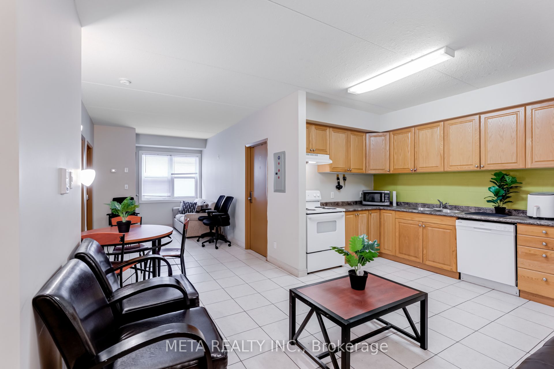 253 Lester Street, #204