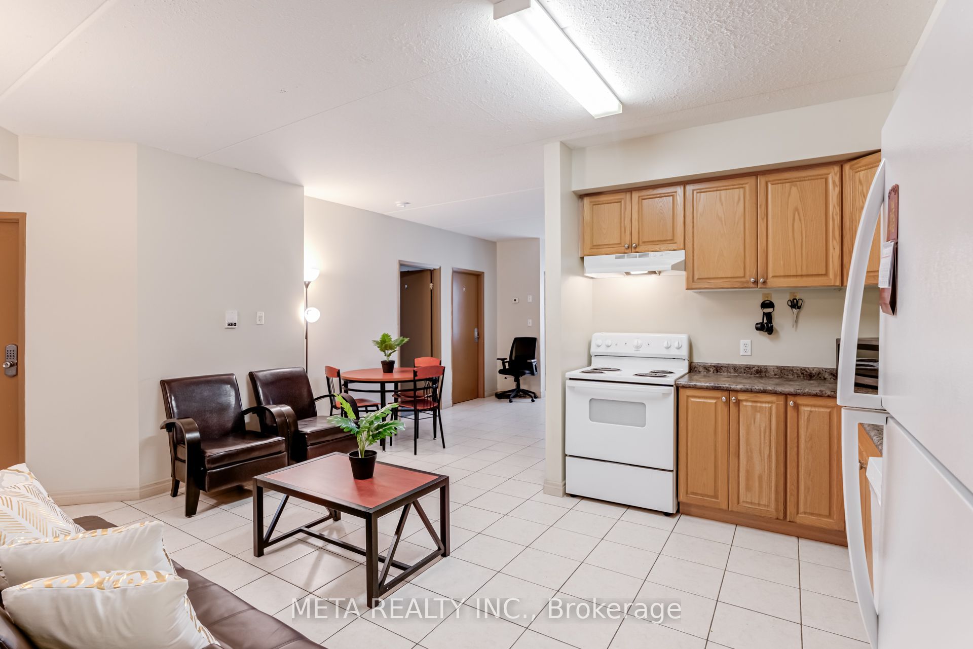 253 Lester Street, #204