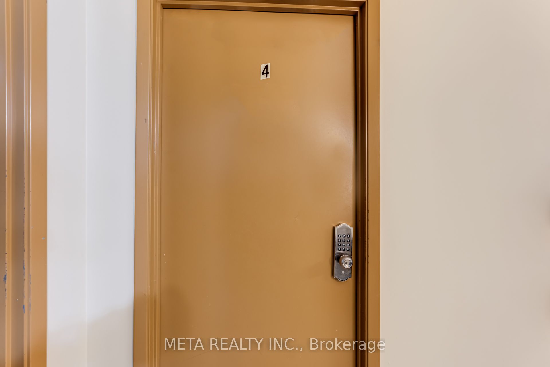 253 Lester Street, #204