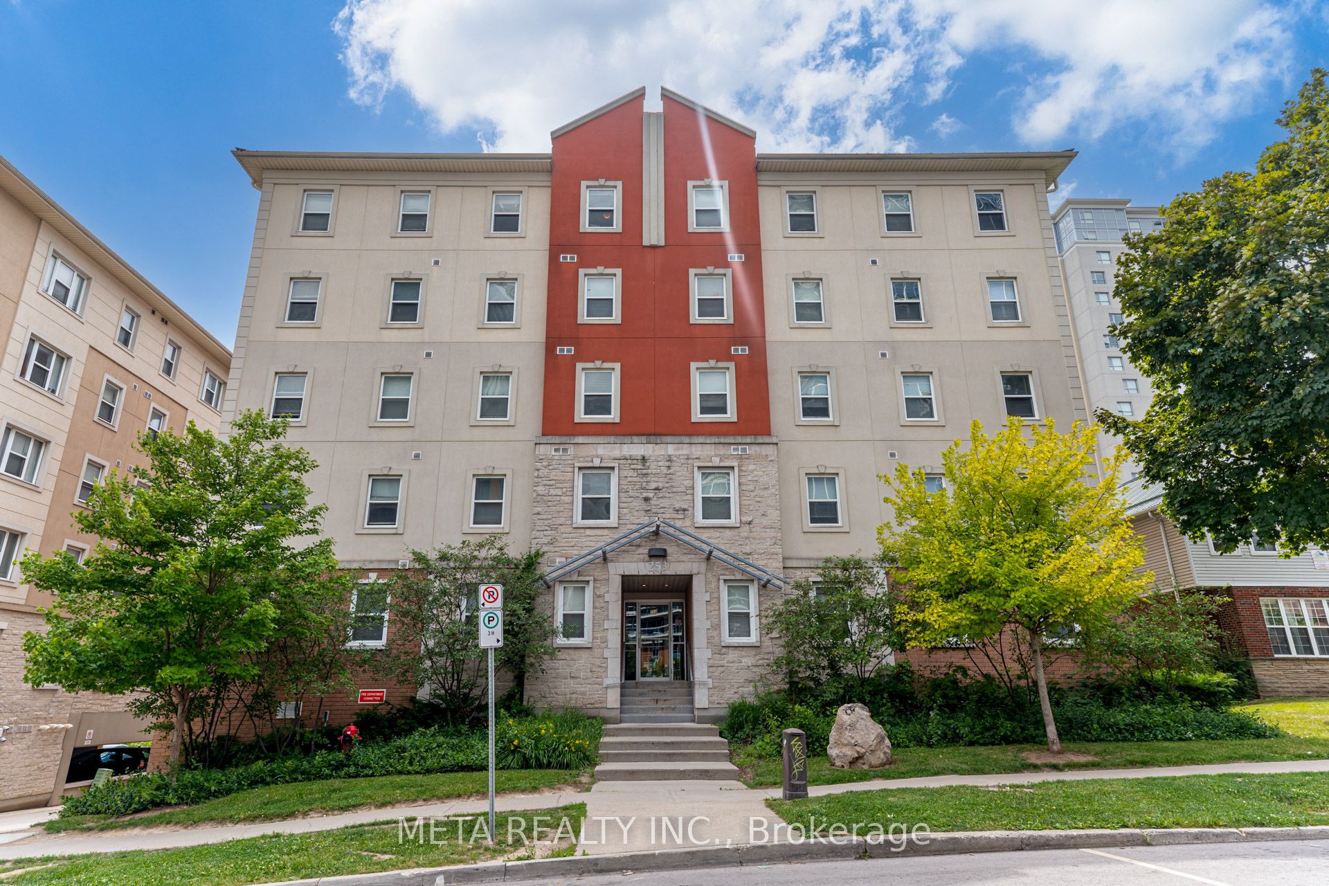 253 Lester Street, #204