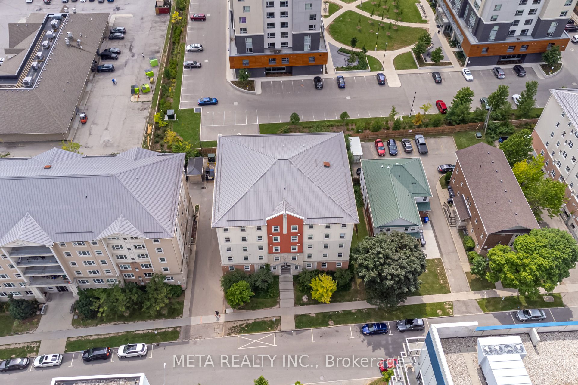 253 Lester Street, #204