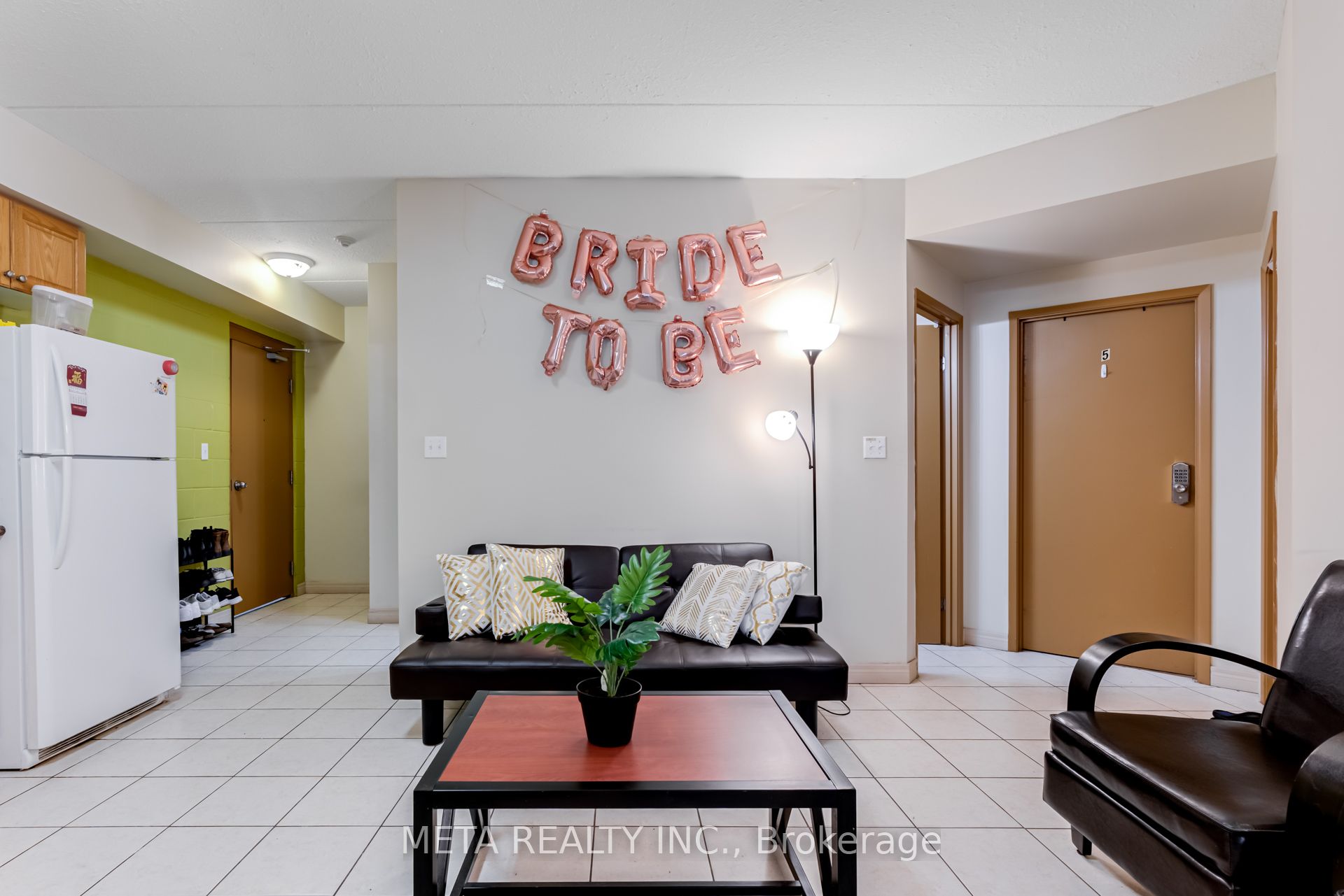 253 Lester Street, #204