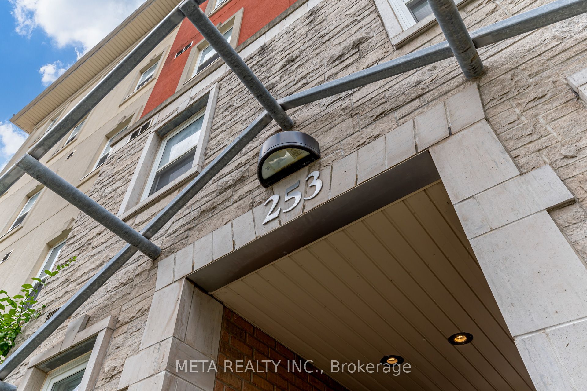 253 Lester Street, #204