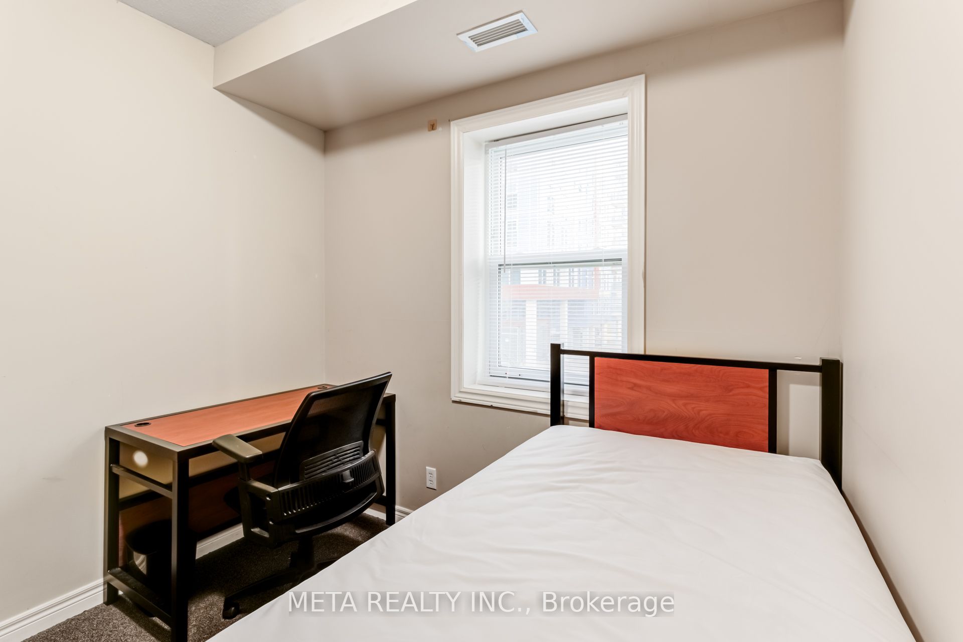 253 Lester Street, #204