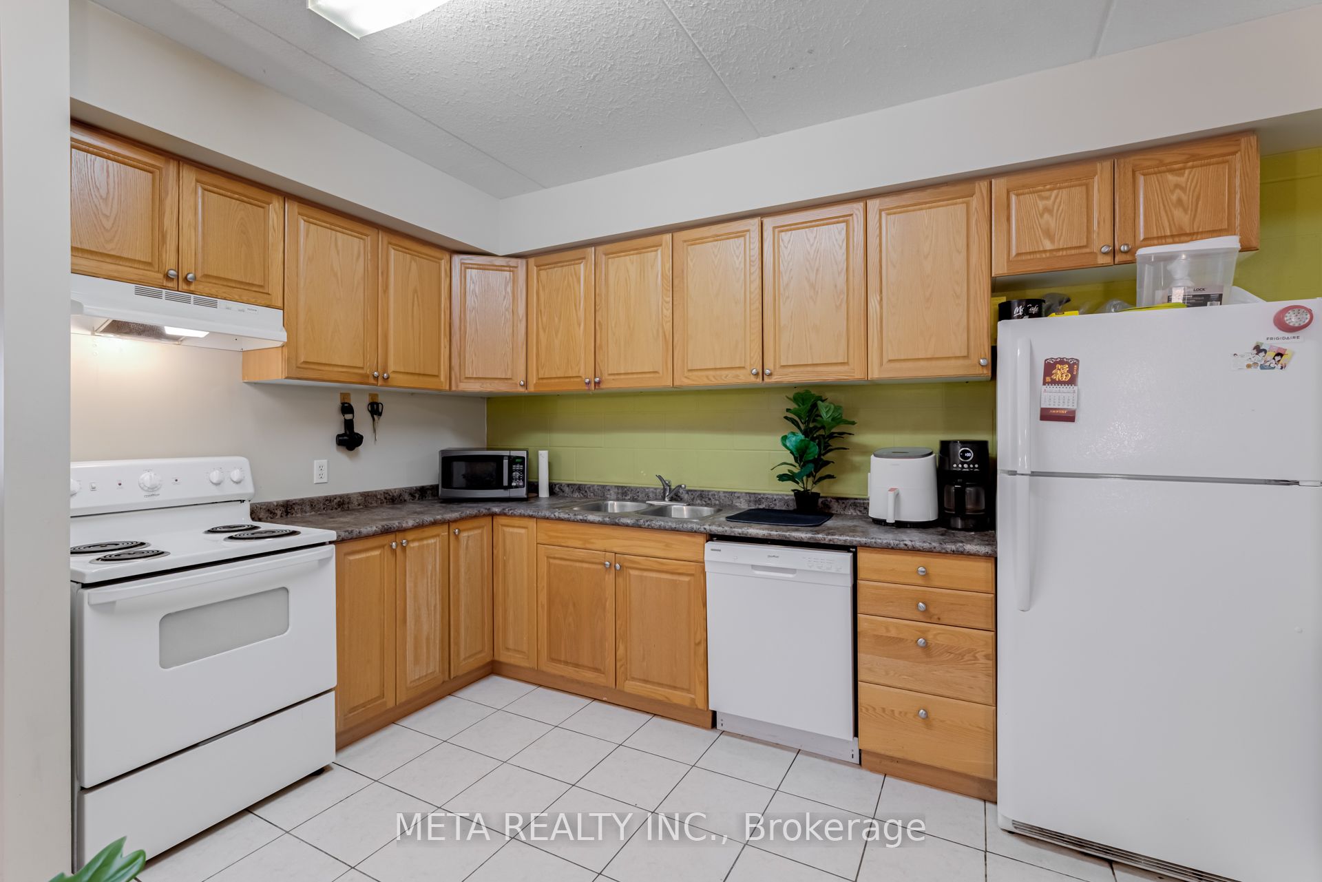 253 Lester Street, #204