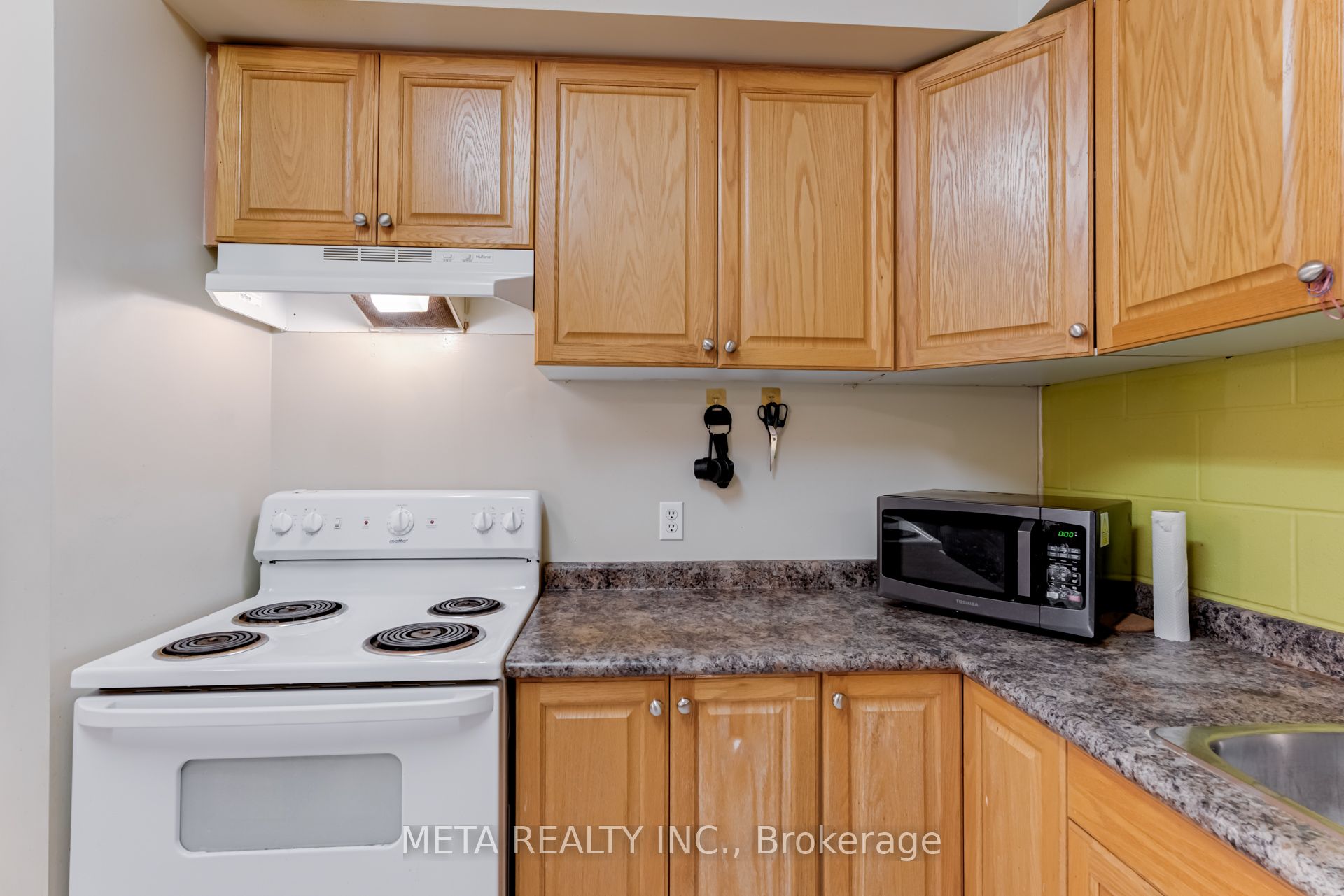 253 Lester Street, #204