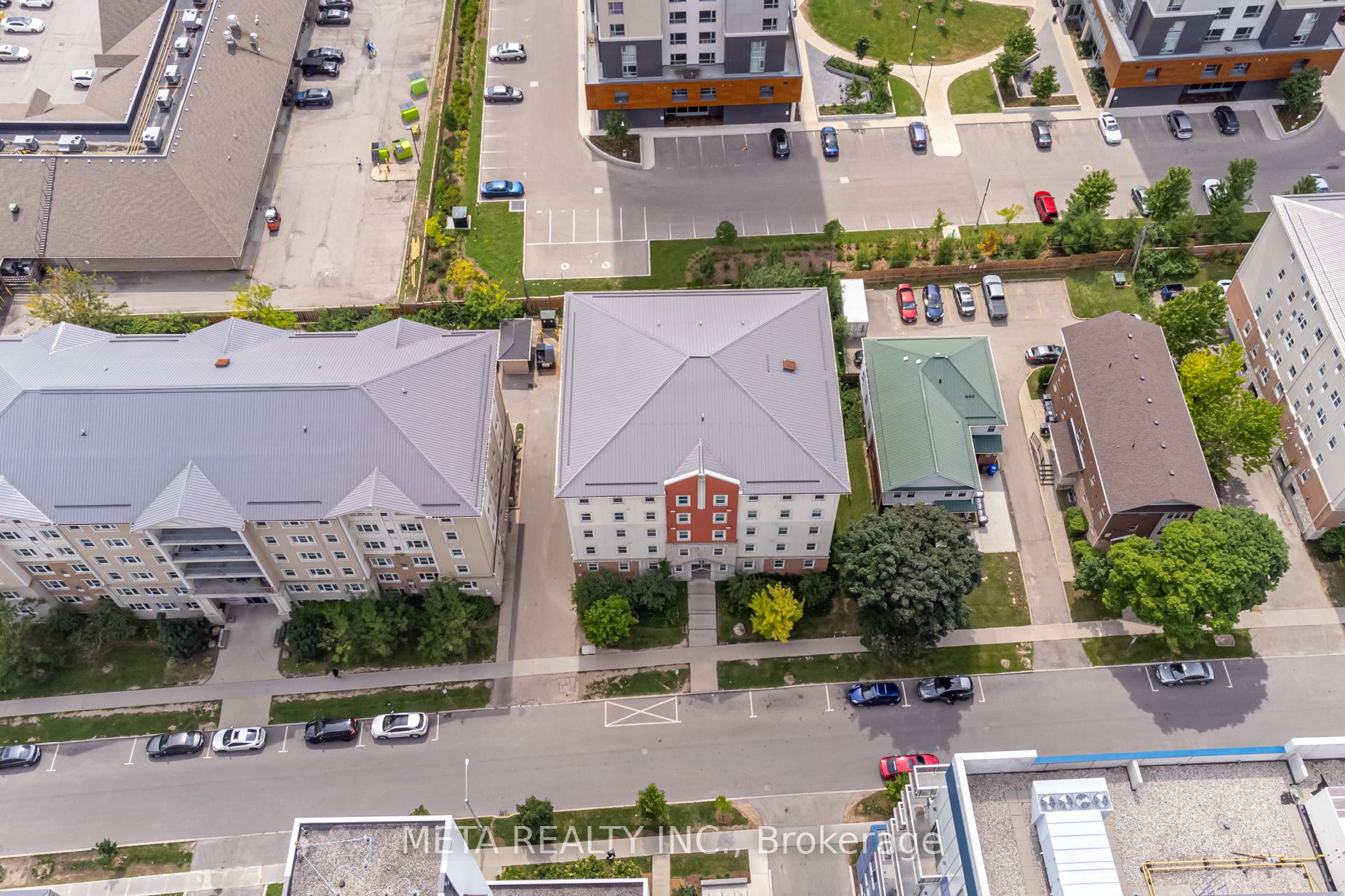 253 Lester Street, #204