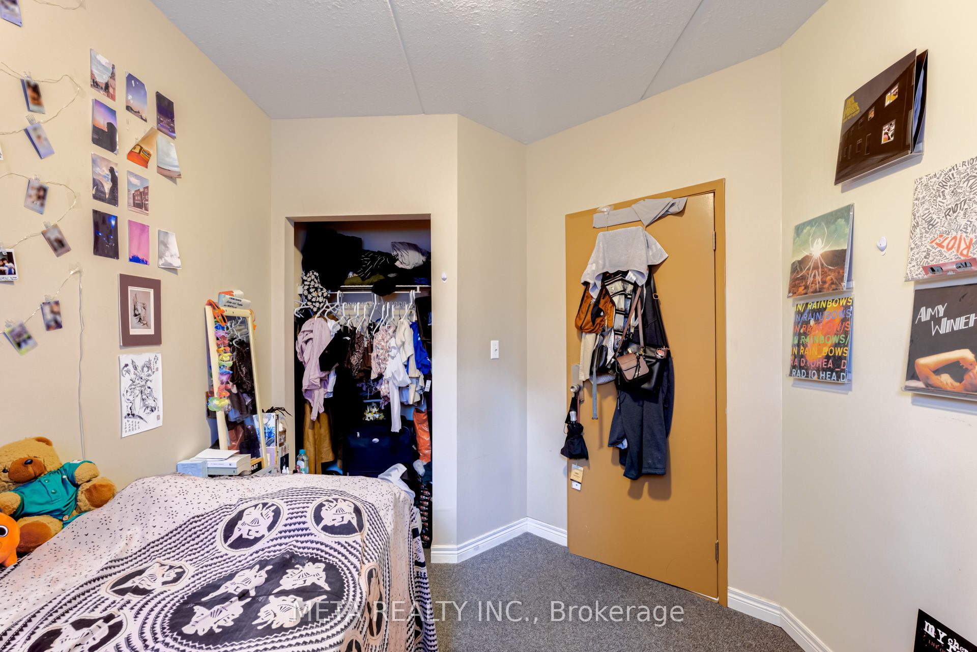 253 Lester Street, #204