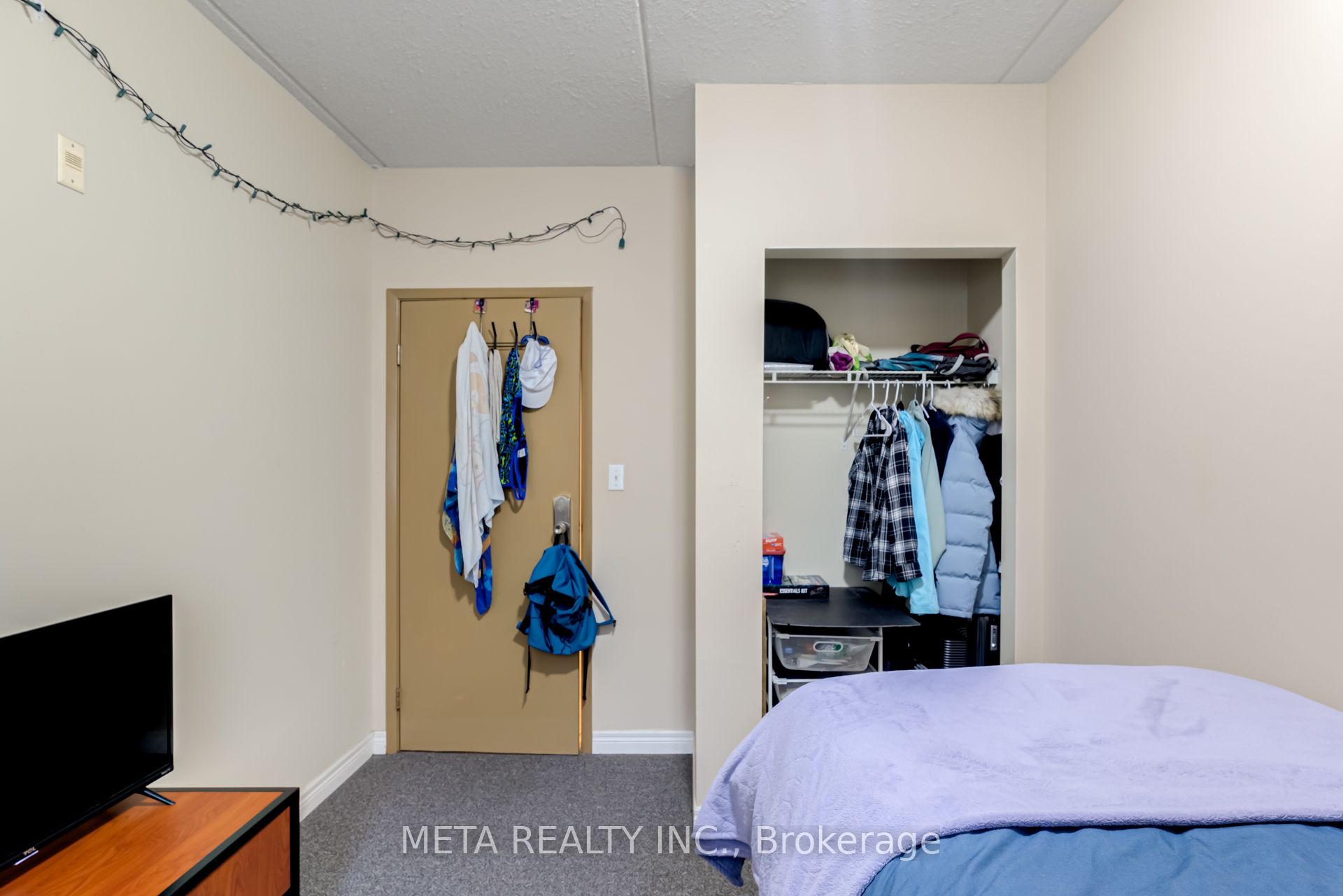 253 Lester Street, #204