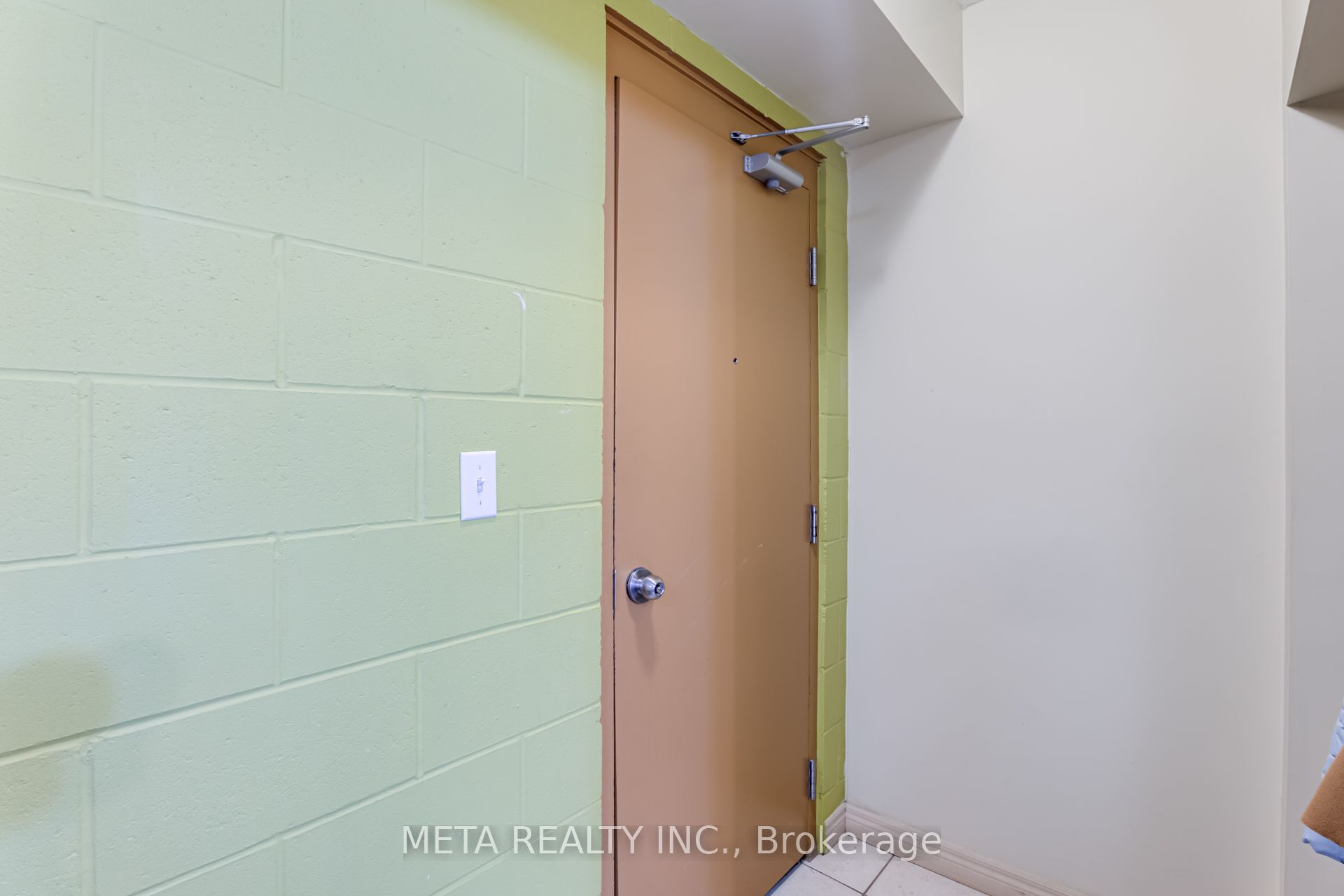 253 Lester Street, #204