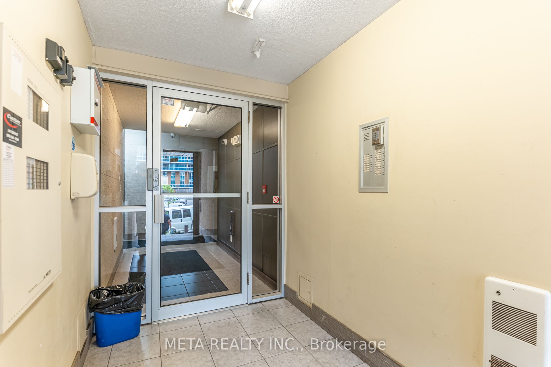 253 Lester Street, #204